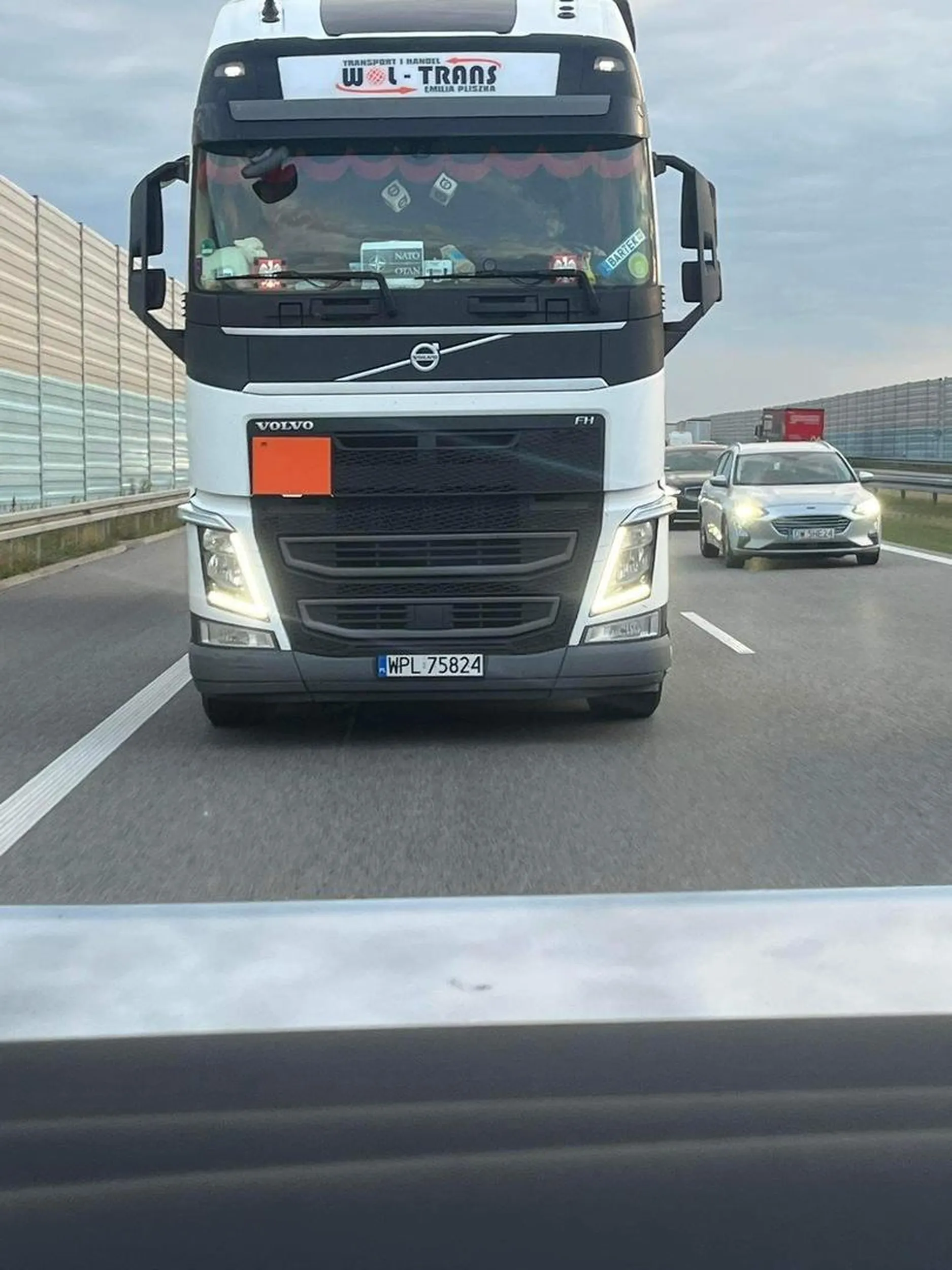 orzełek za szybą flaga nato widać nacjonalista pełną gęba serdecznie radze unikać go na drodze miga długimi na prawym pasie siedzi na zderzaku spycha z pasa po czym rzuca butelką w poprzedzający samochód która wpada mi prawie przez otwarty dach i wlatuje pod koła jadącym pojazdą na lewym pasie. Typowy burak i brudas który jeździ ciężarówką sprawa zgłoszona na policje niedługo Cię czeka przerwa w pracy na kilka miesięcy Panie Bartoszu?, odpowiesz za stwarzanie zagrożenia w ruchu lądowym narażenie życia i wyprzedzanie na zakazie