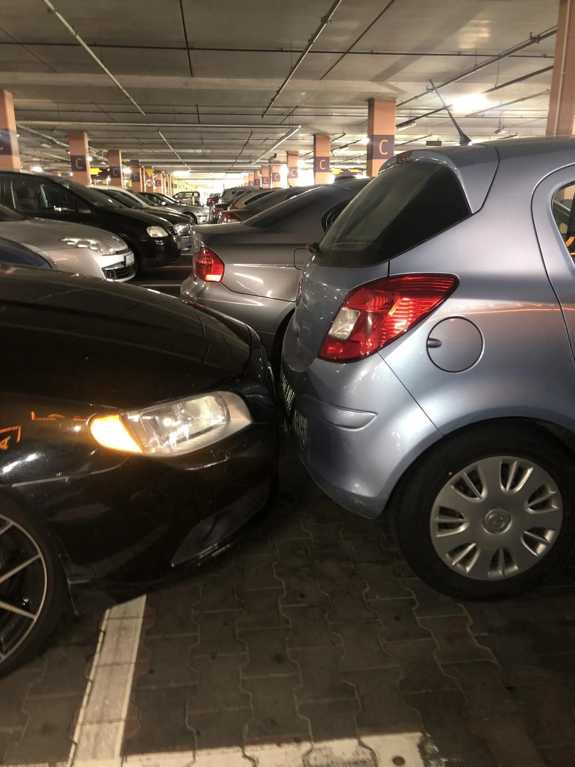 nie jest wiadomo po co są linie? polecam cofnąć się do nauki jazdy i zapytać instruktora. miejsca było dużo, nie trzeba było aż tak blisko podjeżdżać