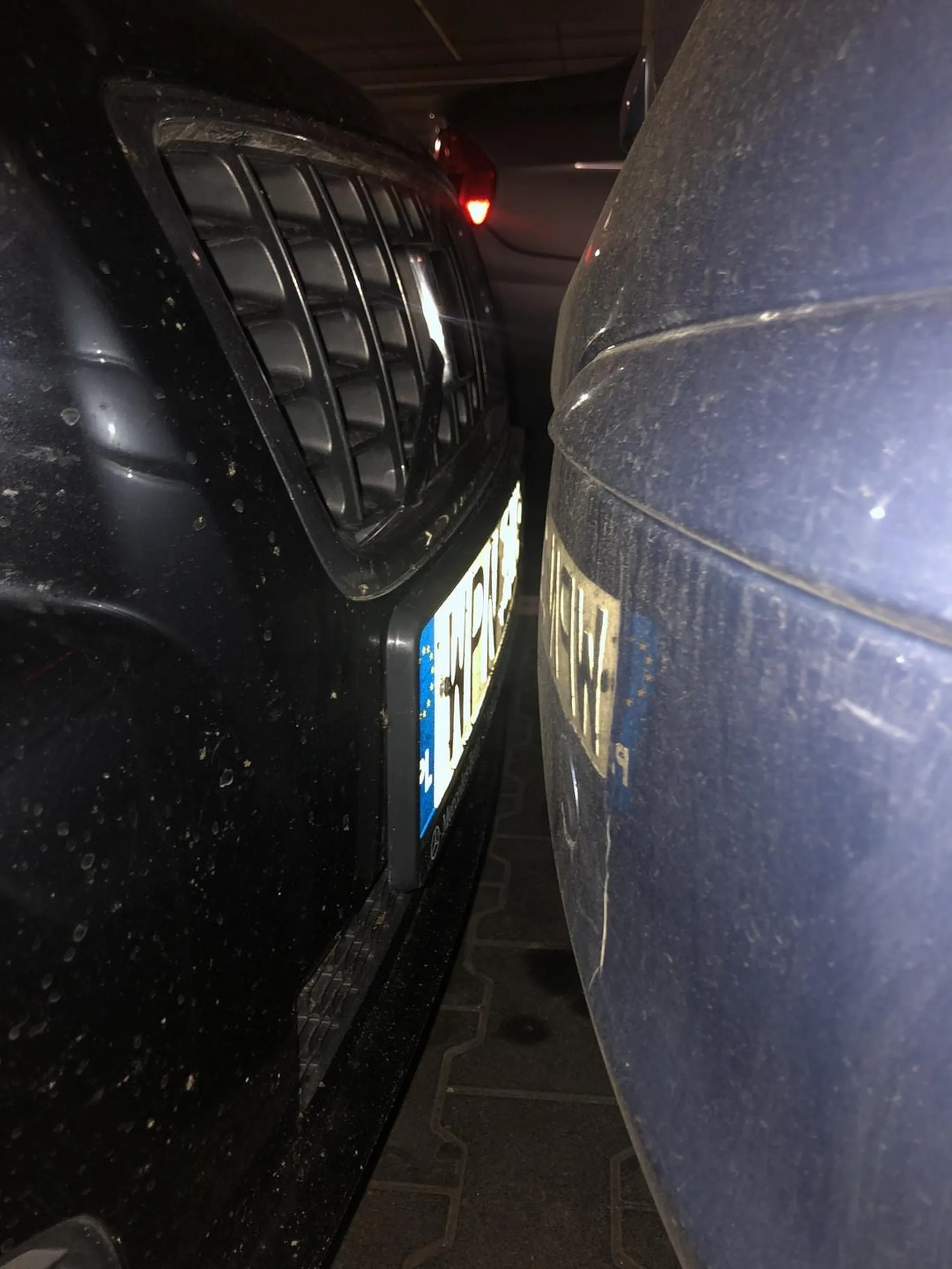 nie jest wiadomo po co są linie? polecam cofnąć się do nauki jazdy i zapytać instruktora. miejsca było dużo, nie trzeba było aż tak blisko podjeżdżać