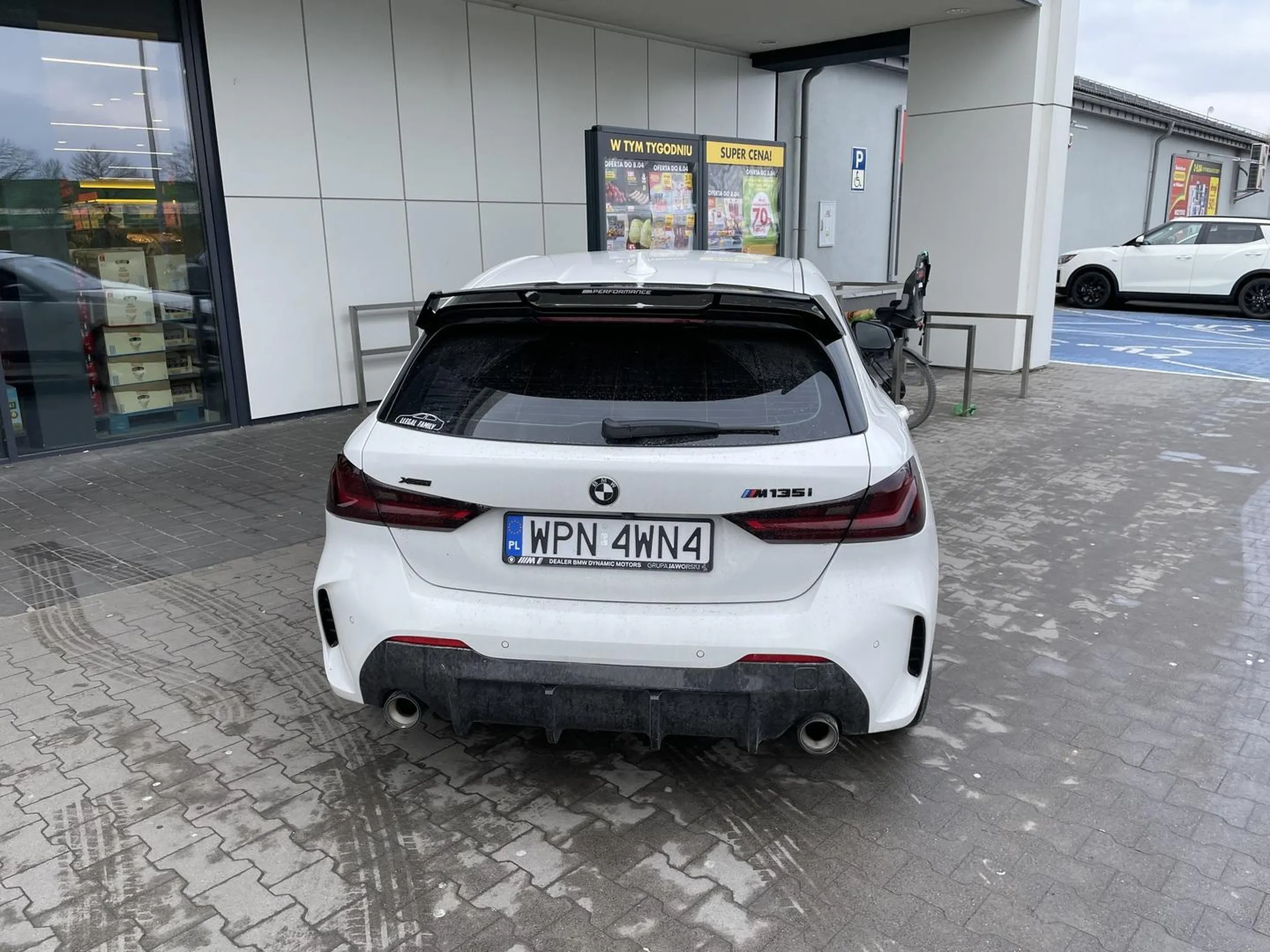 Parkować też nie umie. Bananowy oskarek.