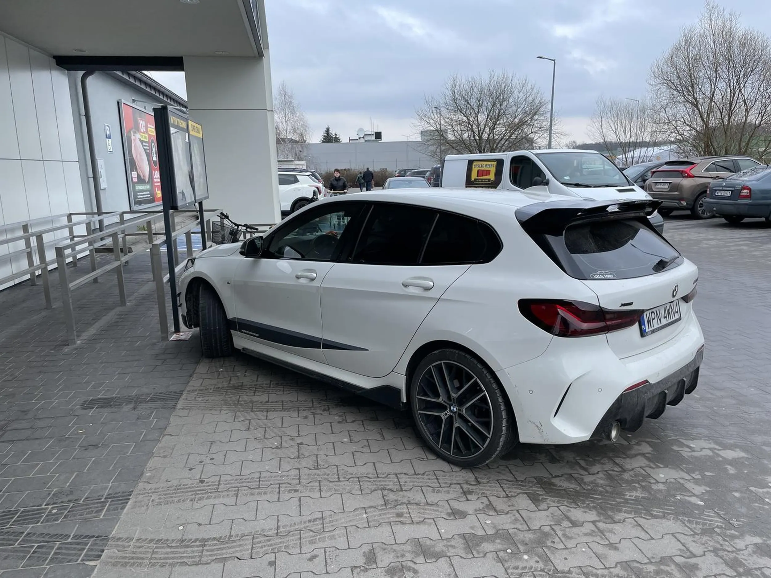 Parkować też nie umie. Bananowy oskarek.