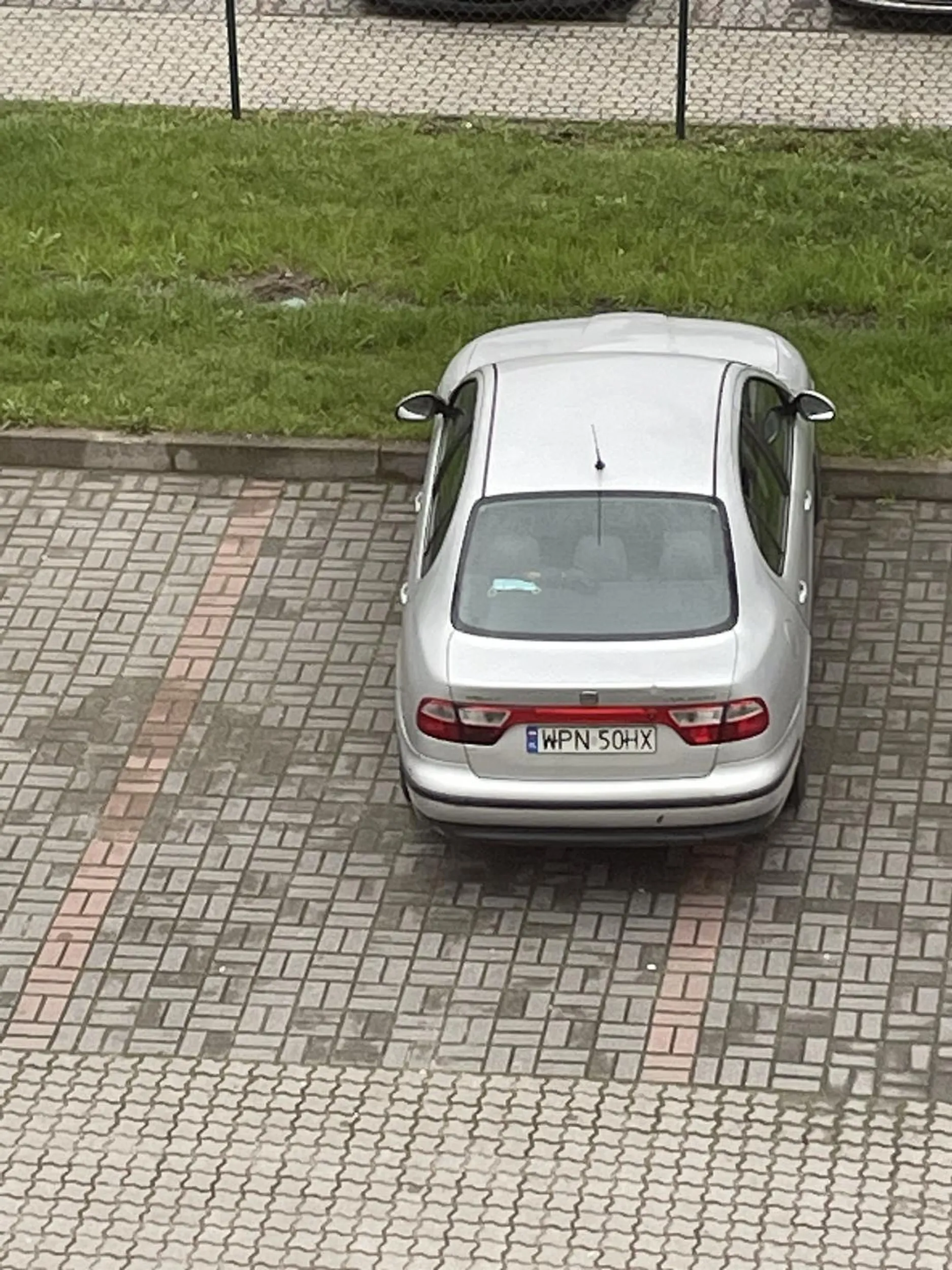 Witam, na załączonym obrazku możemy zobaczyc, jak samochud parkuje wielmozna pani od geografii zespolu szkol w raciazu.