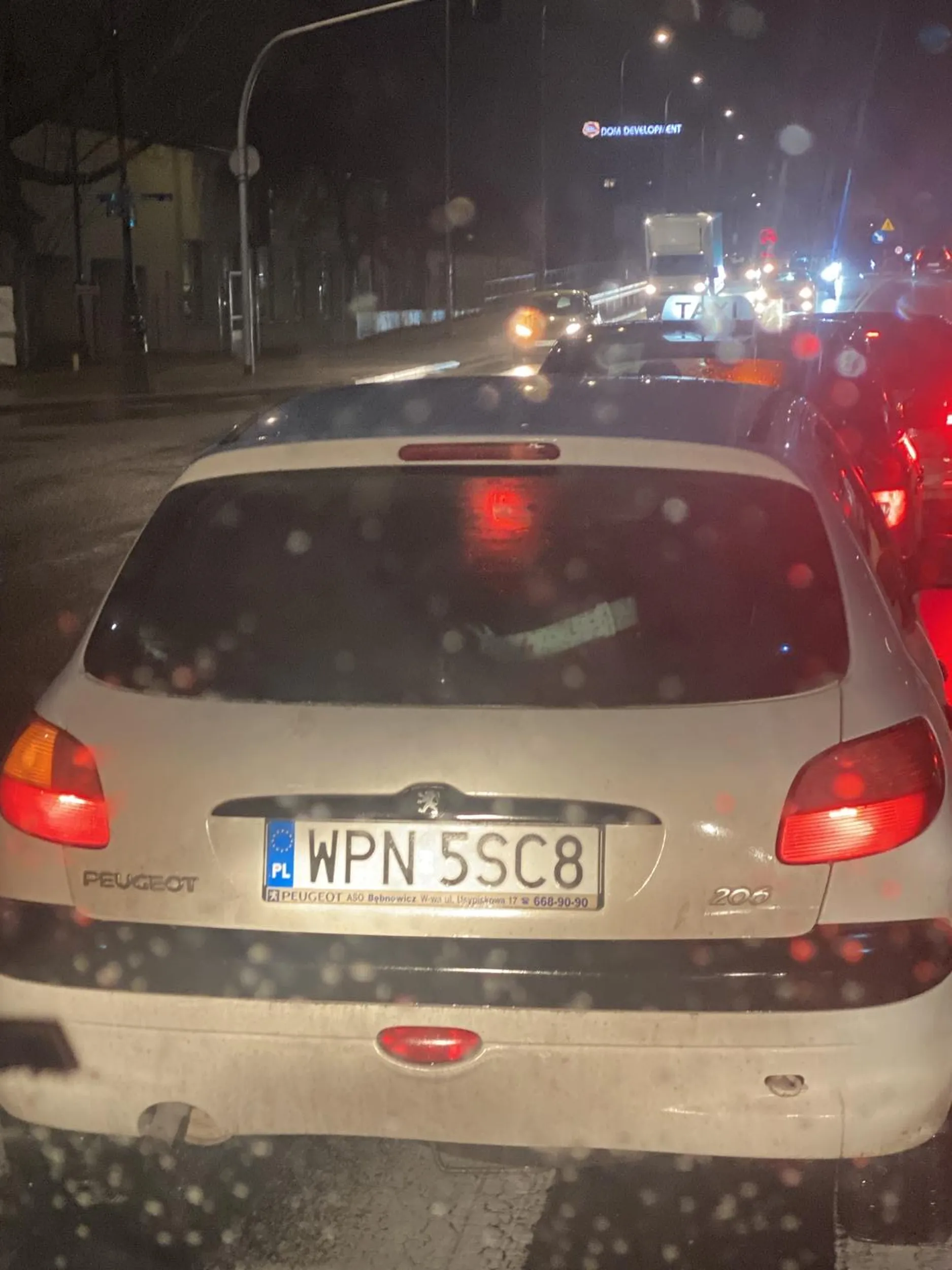 Jeździ pomiędzy pasami