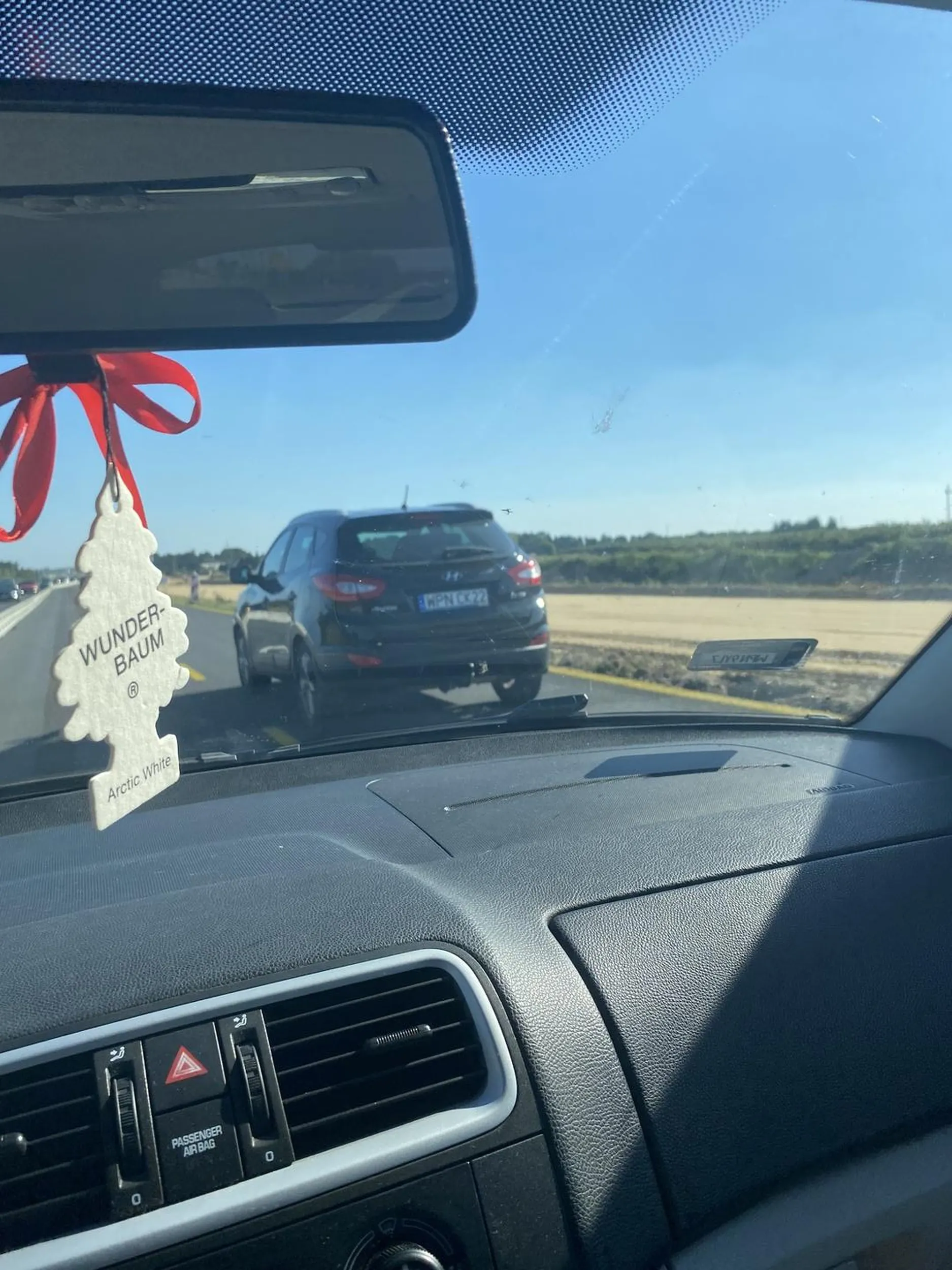 Burak . Zajechał drogę i pokazuje obraźliwe gesty