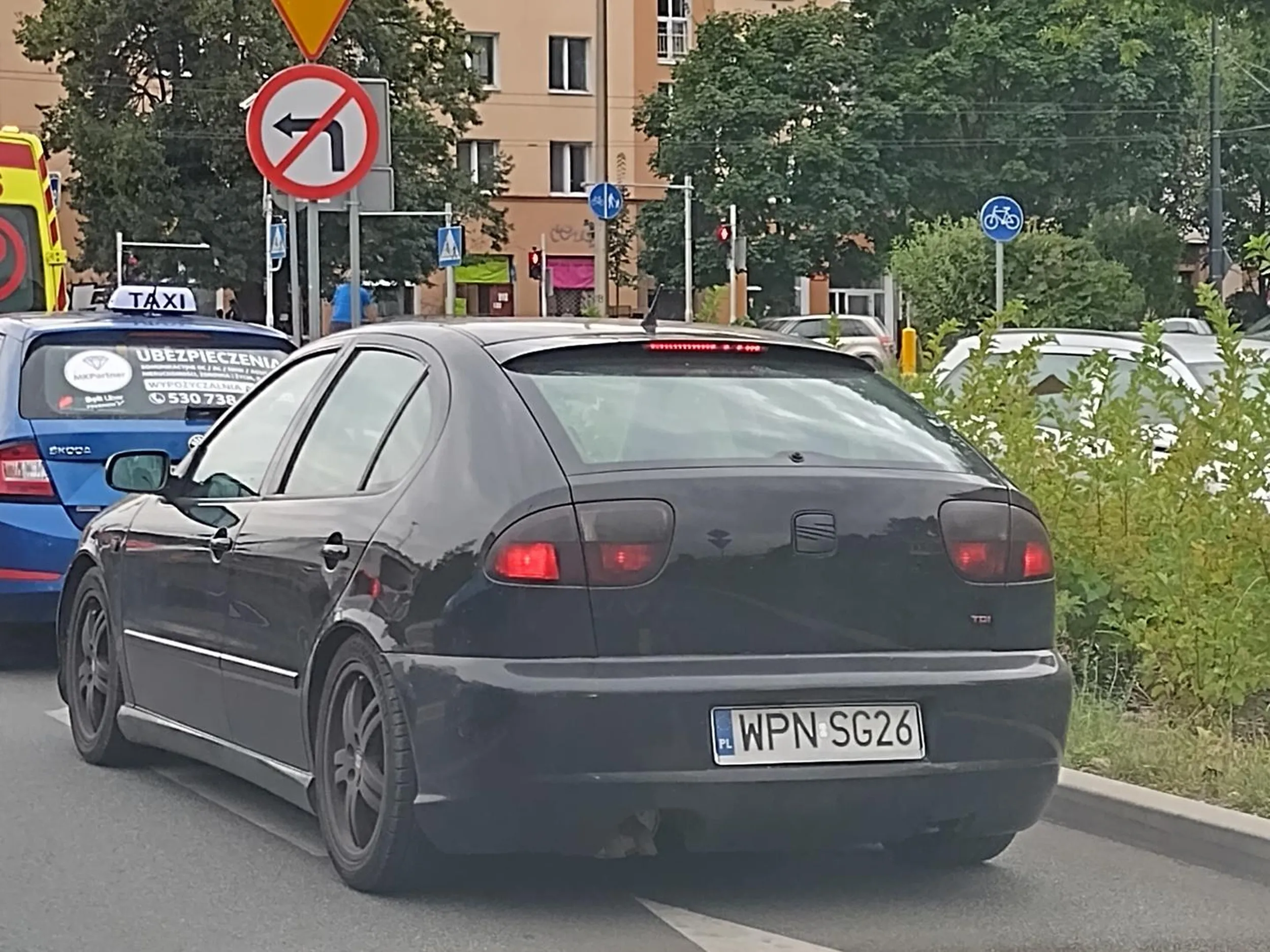 Ten szrot zostawia za sobą czarna chmurę dymu. Takie auta powinno się złomować z urzędu!!! A za przyciemnianie świateł złomik badań nie miał prawa przejść!!!