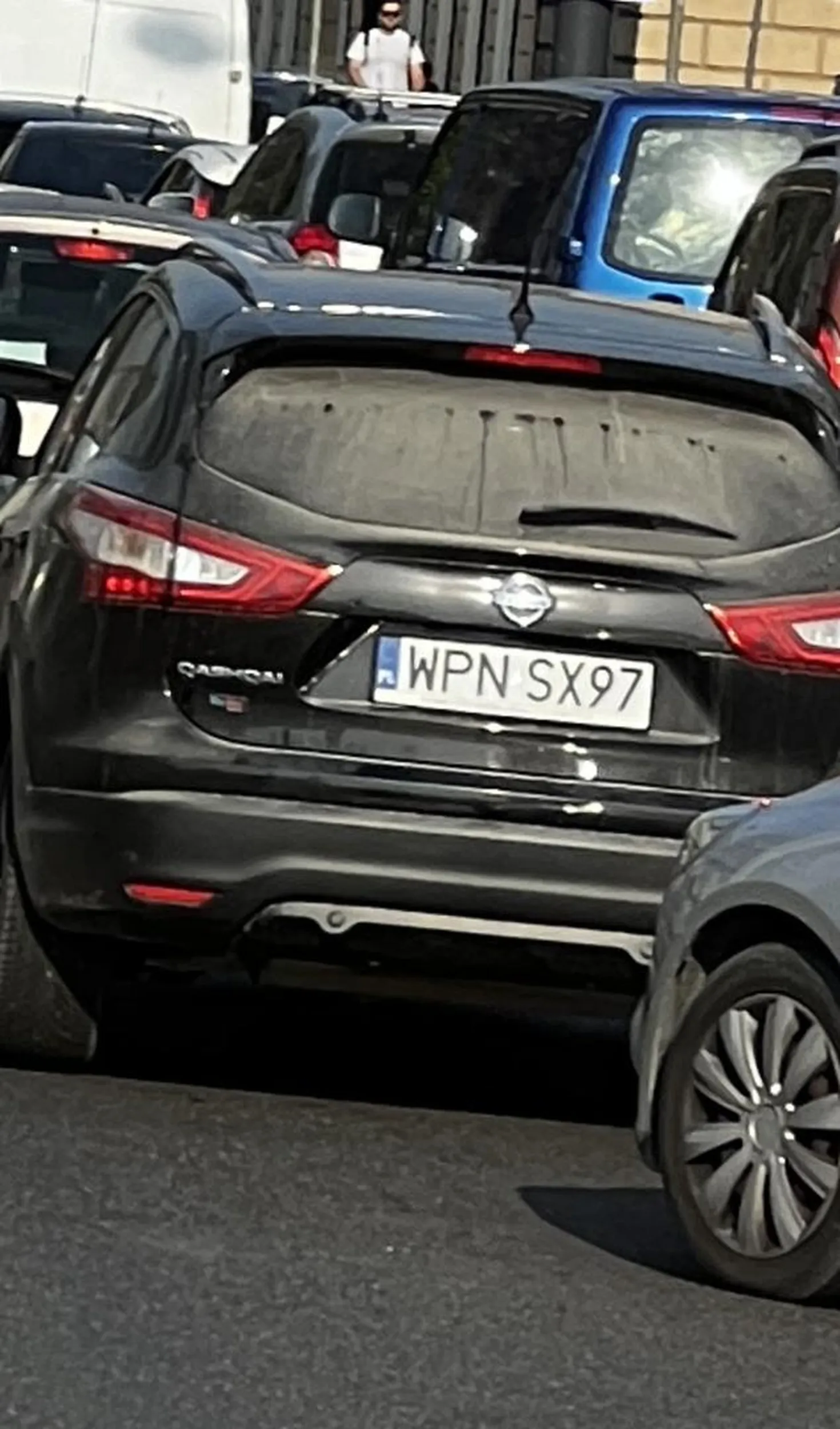 Blokował skrzyżowanie przy Placu Bankowym w Warszawie stojąc centralnie na torach (wjechał pomimo braku możliwości kontynuowania jazdy), a kiedy tramwaj zaczął na niego dzwonić, nie zjechał na bok, potem specjalnie ekstremalnie powoli ruszał. 3 tramwaje stały przez to w korku.