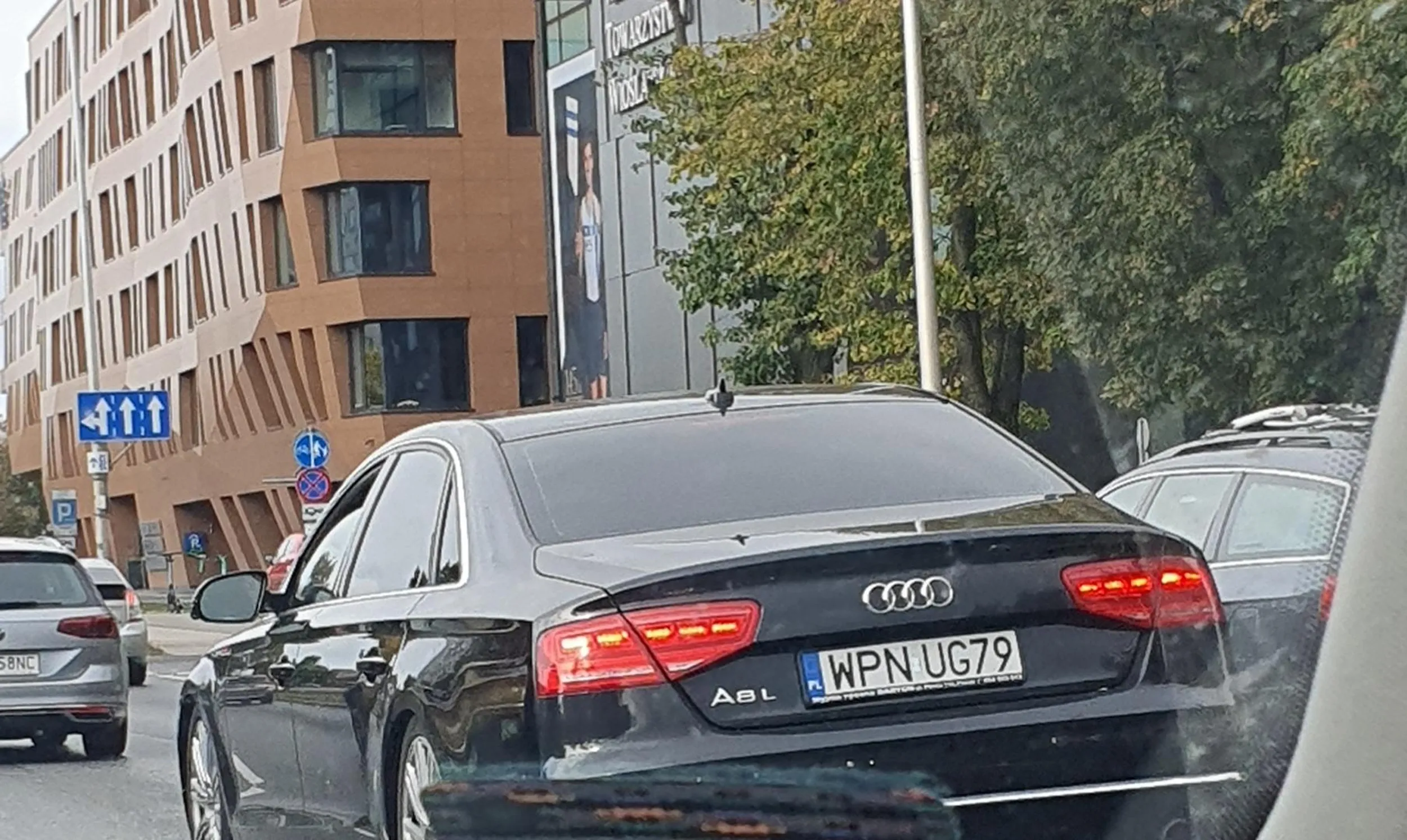 Chłop tak rzucał kiepem przez okno że aż sobie szybę uwalił przez ten za ciężki sikor i chyba ma problem z pneumatyką bo stoi krzywo