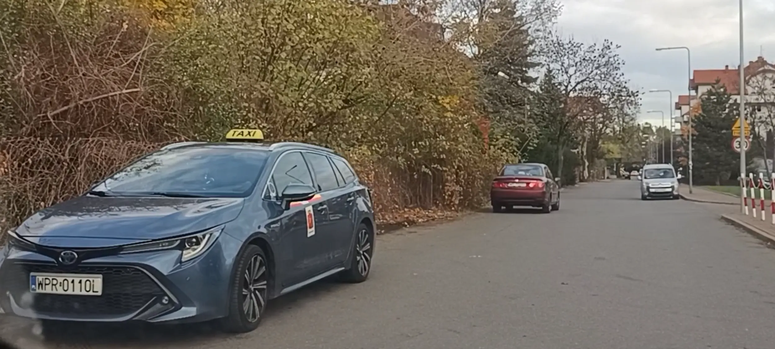 Auto zaparkowane na ulicy Hermana w Warszawie gdzie obowiązuje zakaz zatrzymywania się i postoju