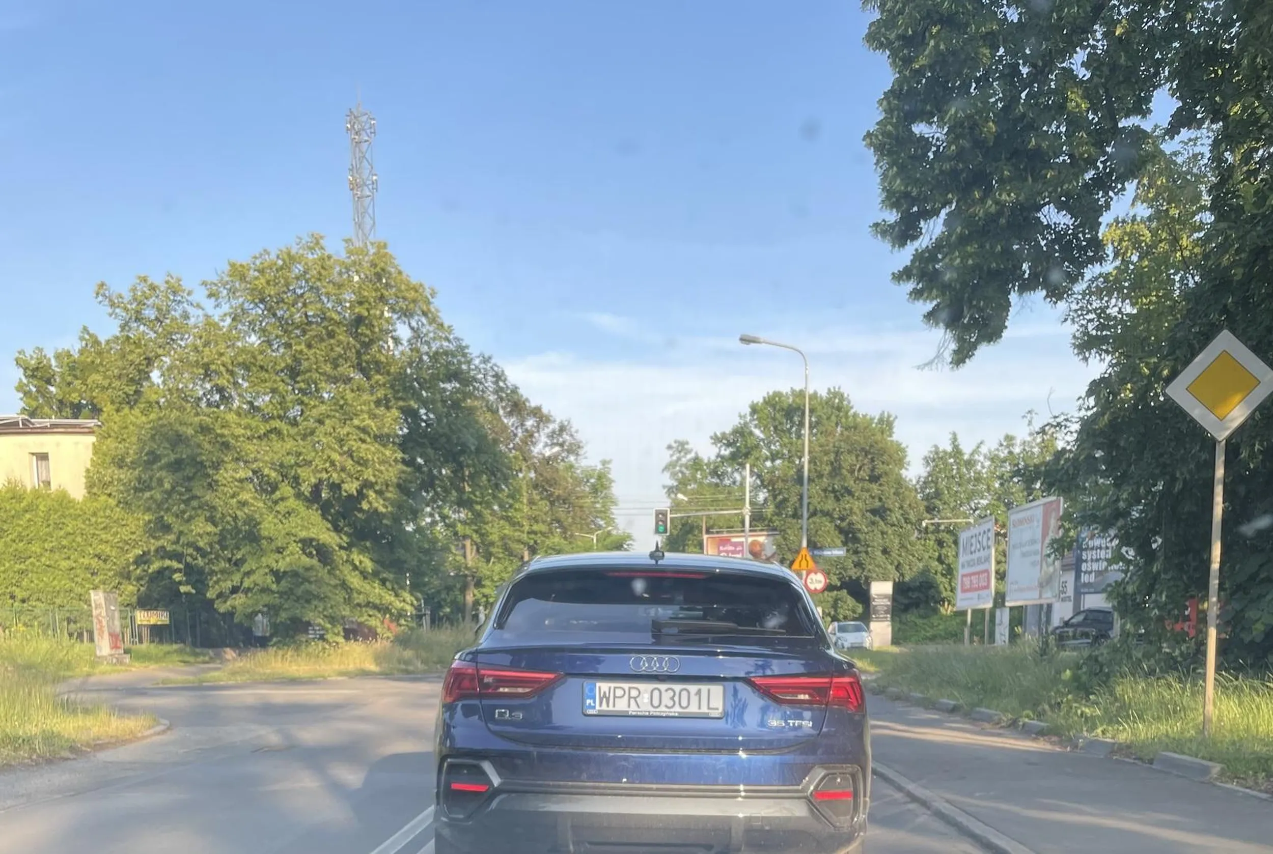 Prawdziwy palant. Jedzie na czołówkę i na czerwonym. Przyjeżdża 2 razy w tygodniu na osiedle do panienki. Parkuje na zakazie albo przy wjeździe do garażu.