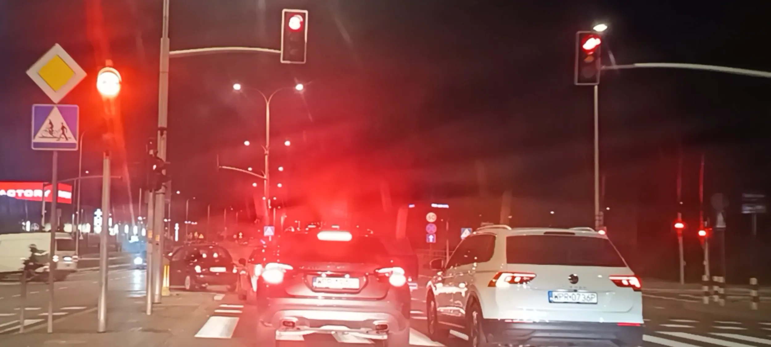 Przejazd VW  przez skrzyżowanie na czerwonym sygnalizatorze. Cyk ! Dlatego masz zdjęcie!