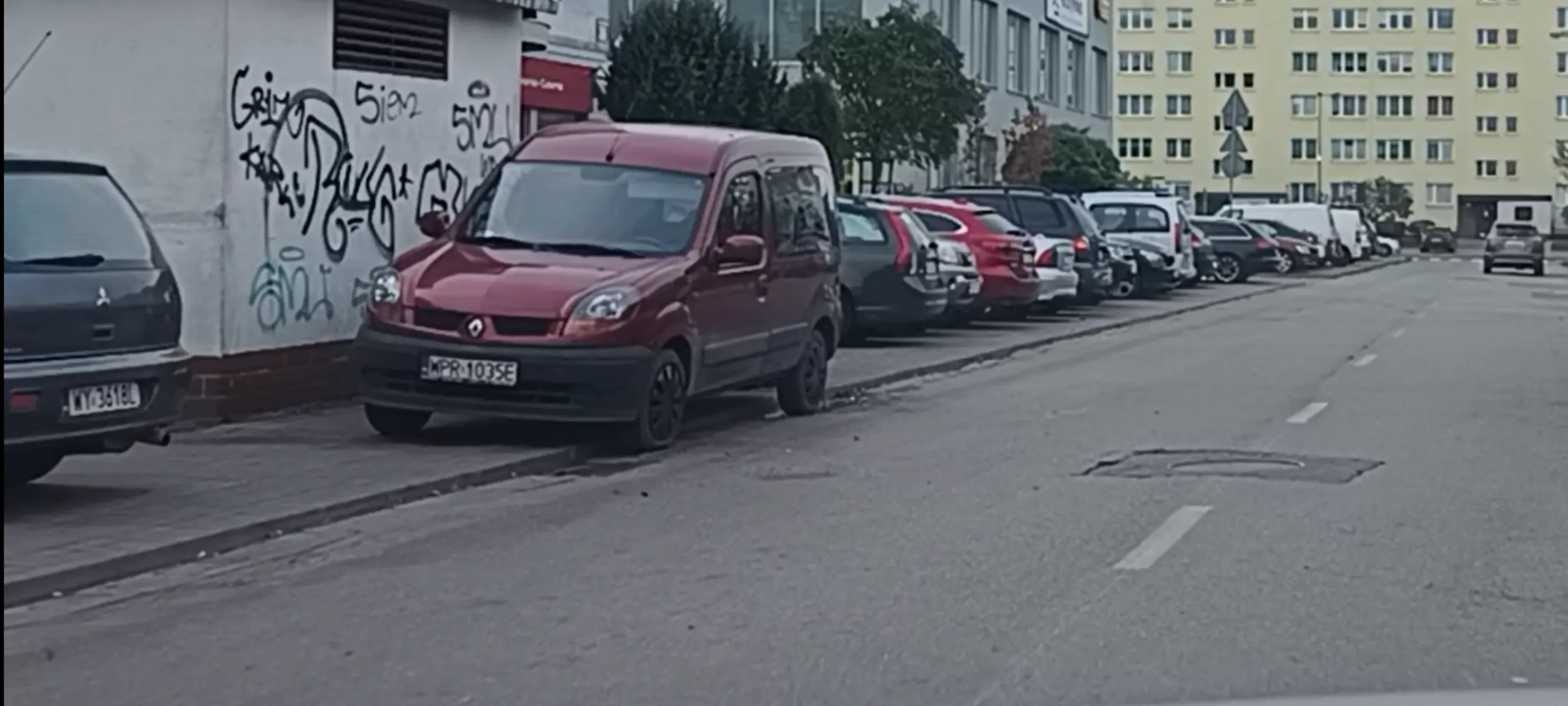 Kierowco, nie parkuj tu, bo zasłaniasz widoczność kierowcom samochodów w zatokach parkingowych.