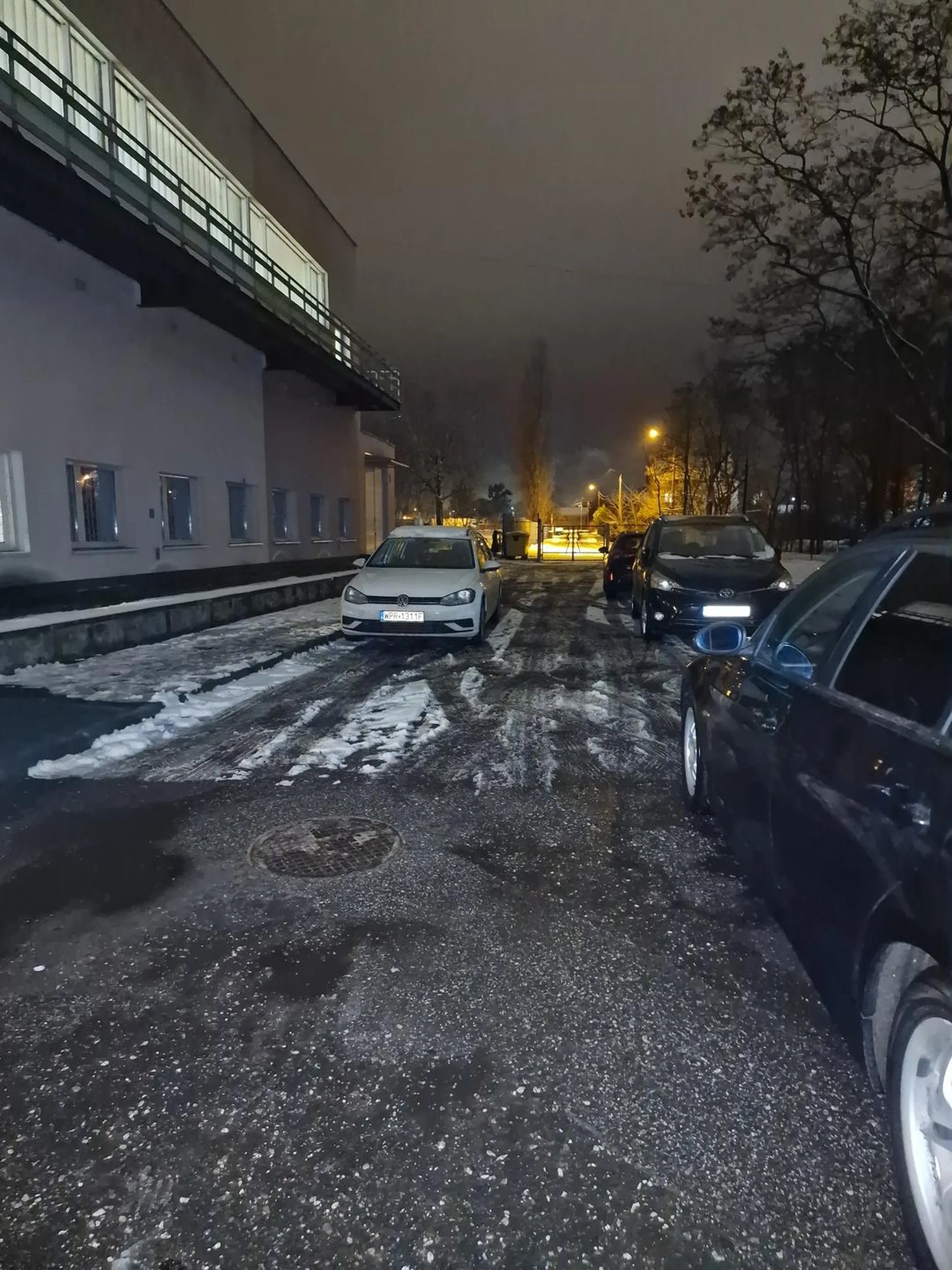 Zaparkował blokując całą ulicę