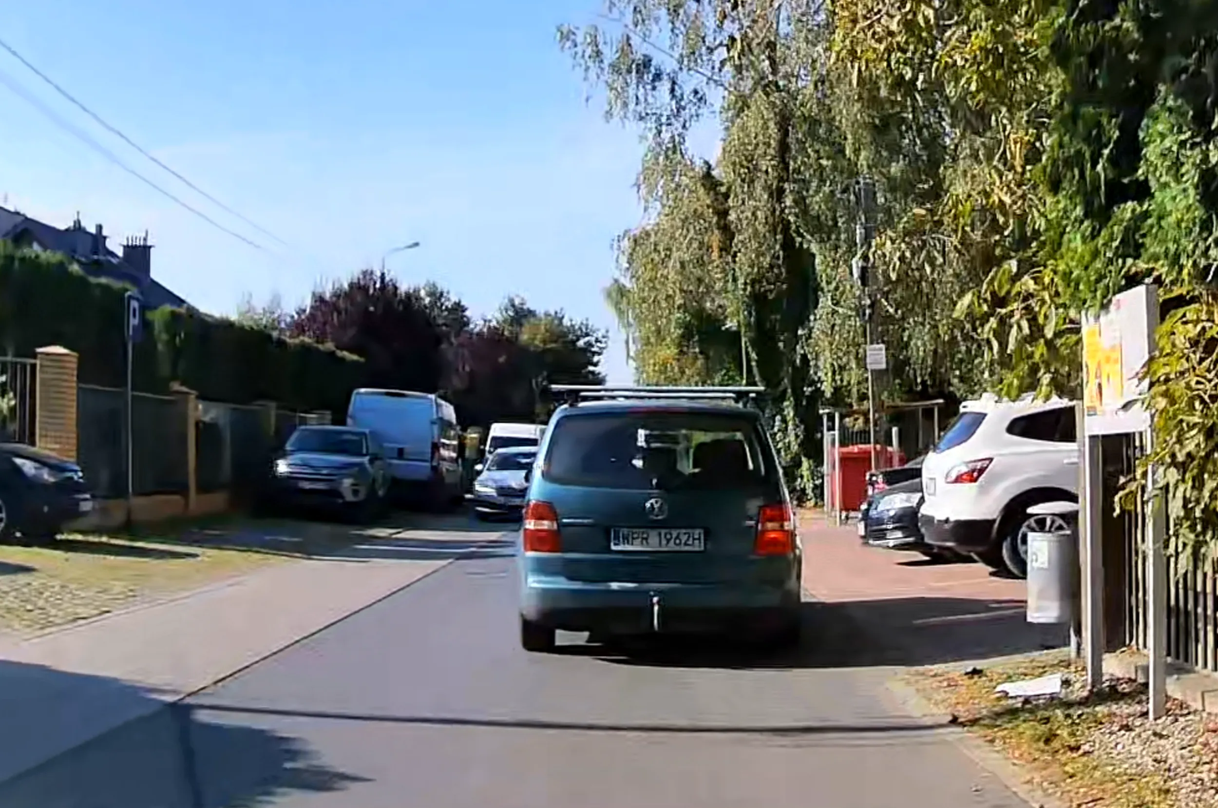 Zawalidroga. Nie patrzy na znaki. Nie ustępuje pierwszeństwa pojazdom z prawej strony. Starszy gościu, trzeba uważać bo już nie ogarnia każdy samochodem, dlatego jeździ bardzo wolno.