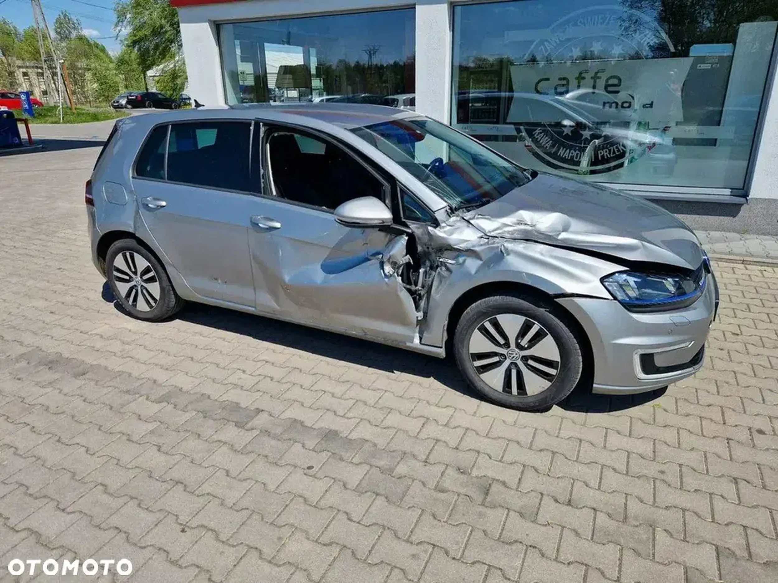 Najwidoczniej pani chciała jechać do Paryża, ale ze złości, że nie spełniła marzenia, skończył się prąd, a po naładowaniu pani zniszczyła tego golfa.