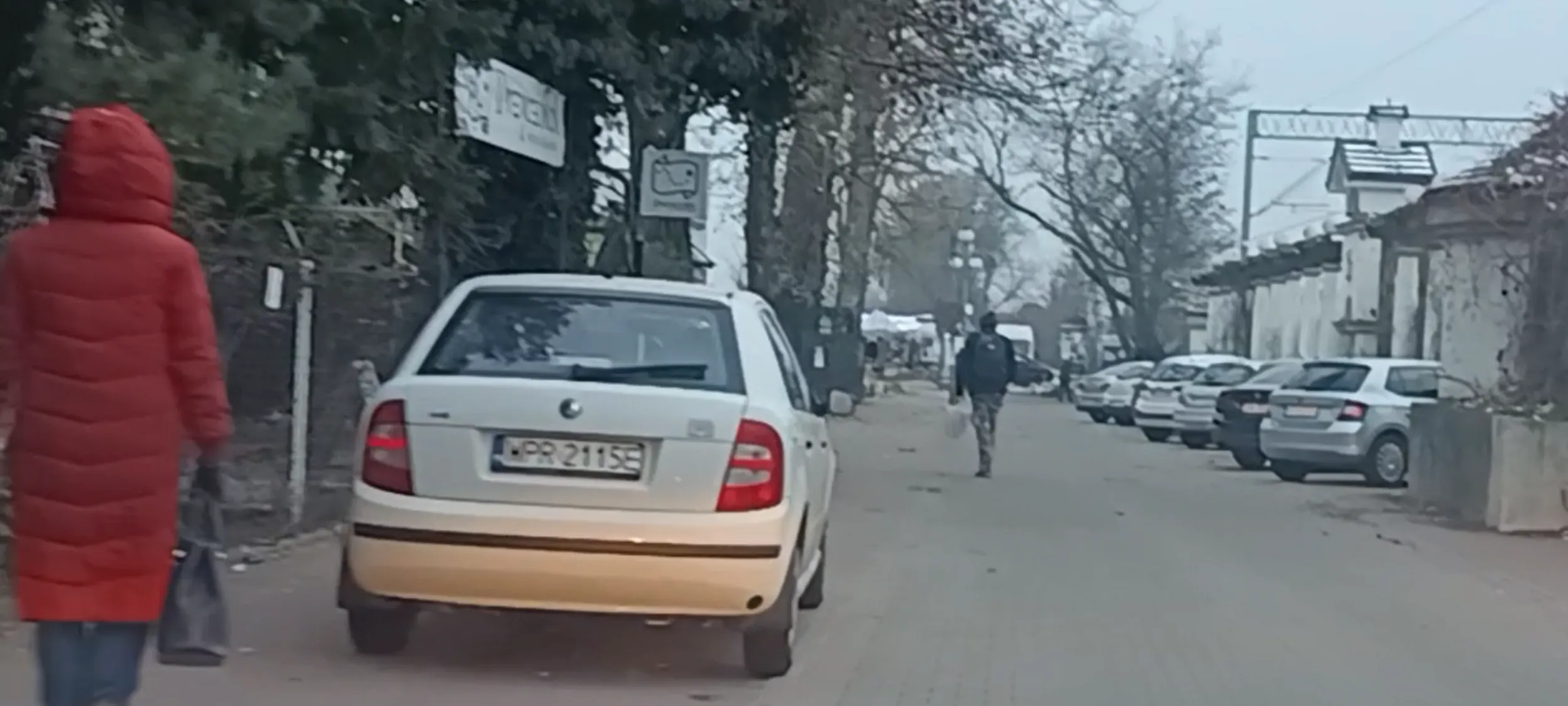 Parkowanie na chodniku i na zakazie zatrzymywania się i postoju.