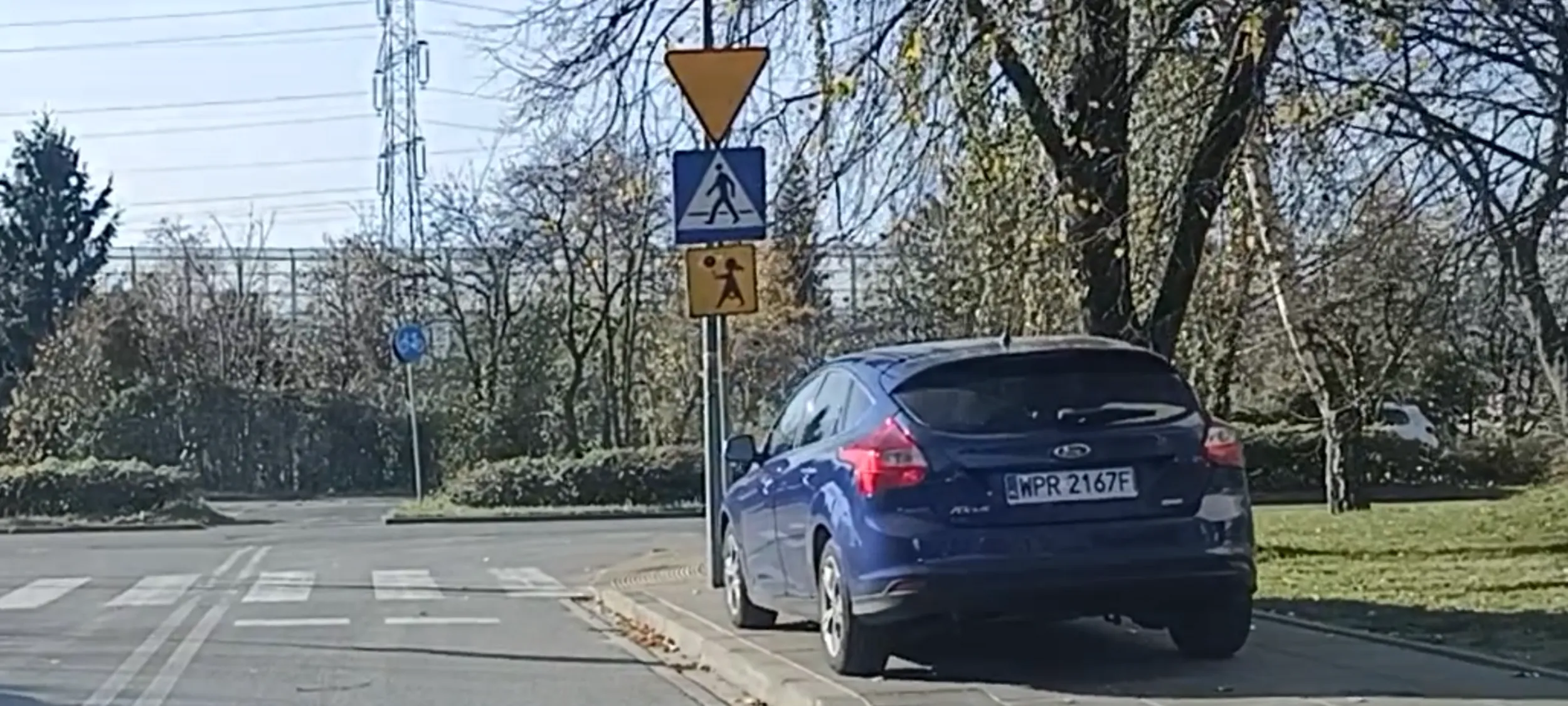 Czy wiesz Wacusiu, że nie wolno tak parkować przed przejściem dla pieszych, tylko dopiero w odległości 10m ?