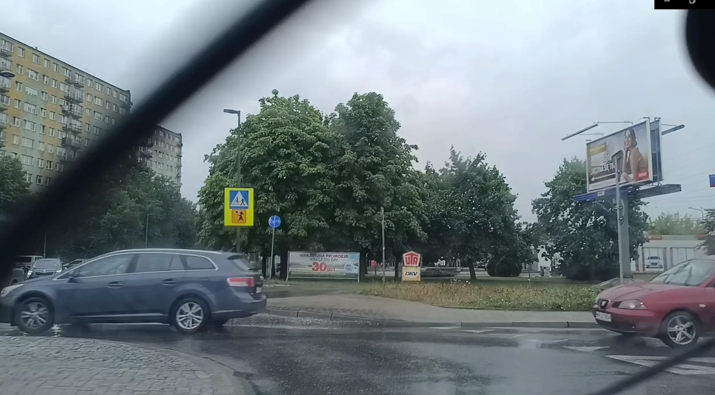 Wjeżdża na rondo jak torpeda i nie ustępuje pierwszeństwa samochodom jadącym po rondzie. U niego na wsi Pruszków pewnie nie ma żadnych rond?