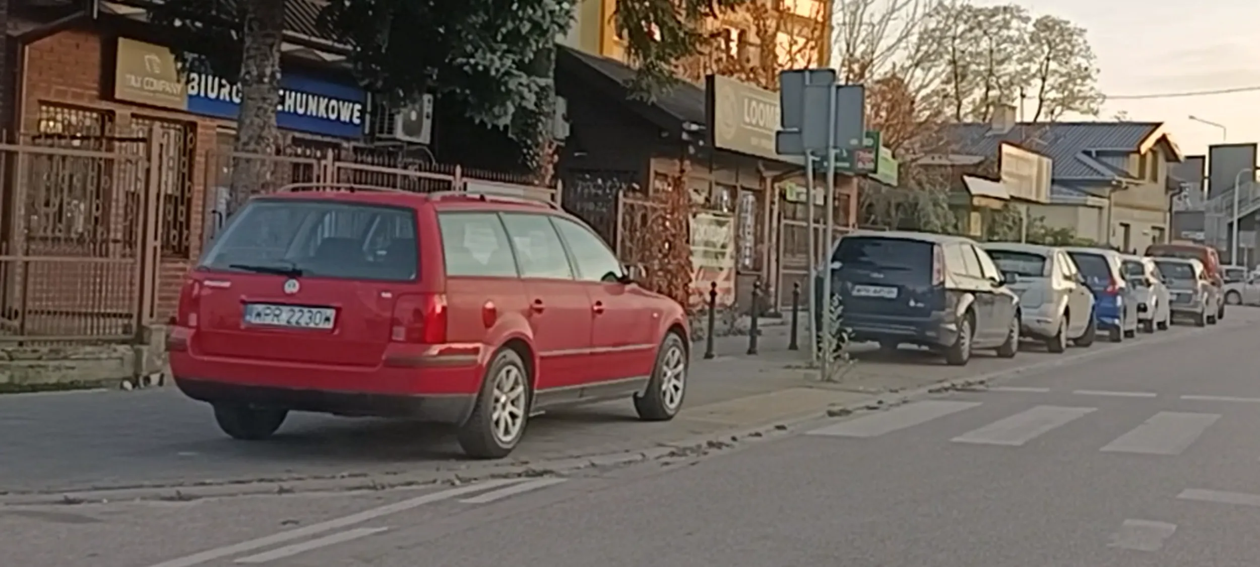 Szefunciu, tutaj nie wolno parkować , tu jest skrzyżowanie i przejście dla pieszych.