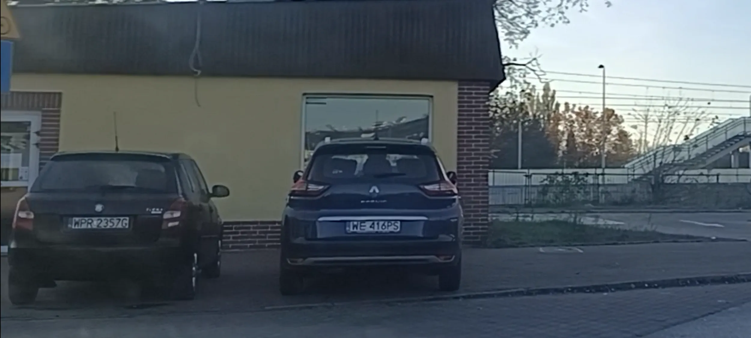 Nie parkuj tak, bo tu jest chodnik i  dla pieszych nie pozostawiasz 1.5m