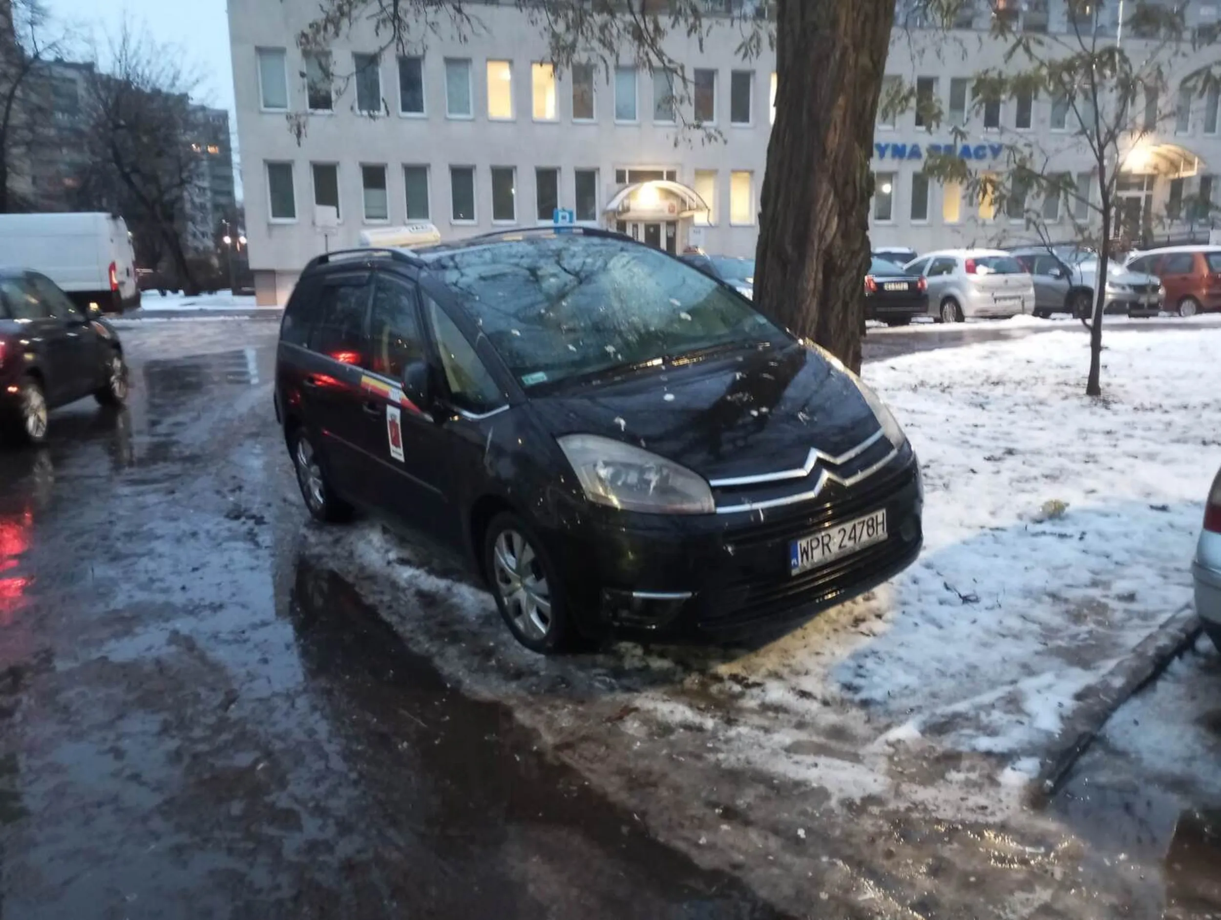 Trawnik? Jaki trawnik? Mnie trawnik nie przeszkadza w parkowaniu. Takimi zasadami posługuje się "kierowca" tanich przewozów. Parking osiedlowy ul. Rembielińska 6