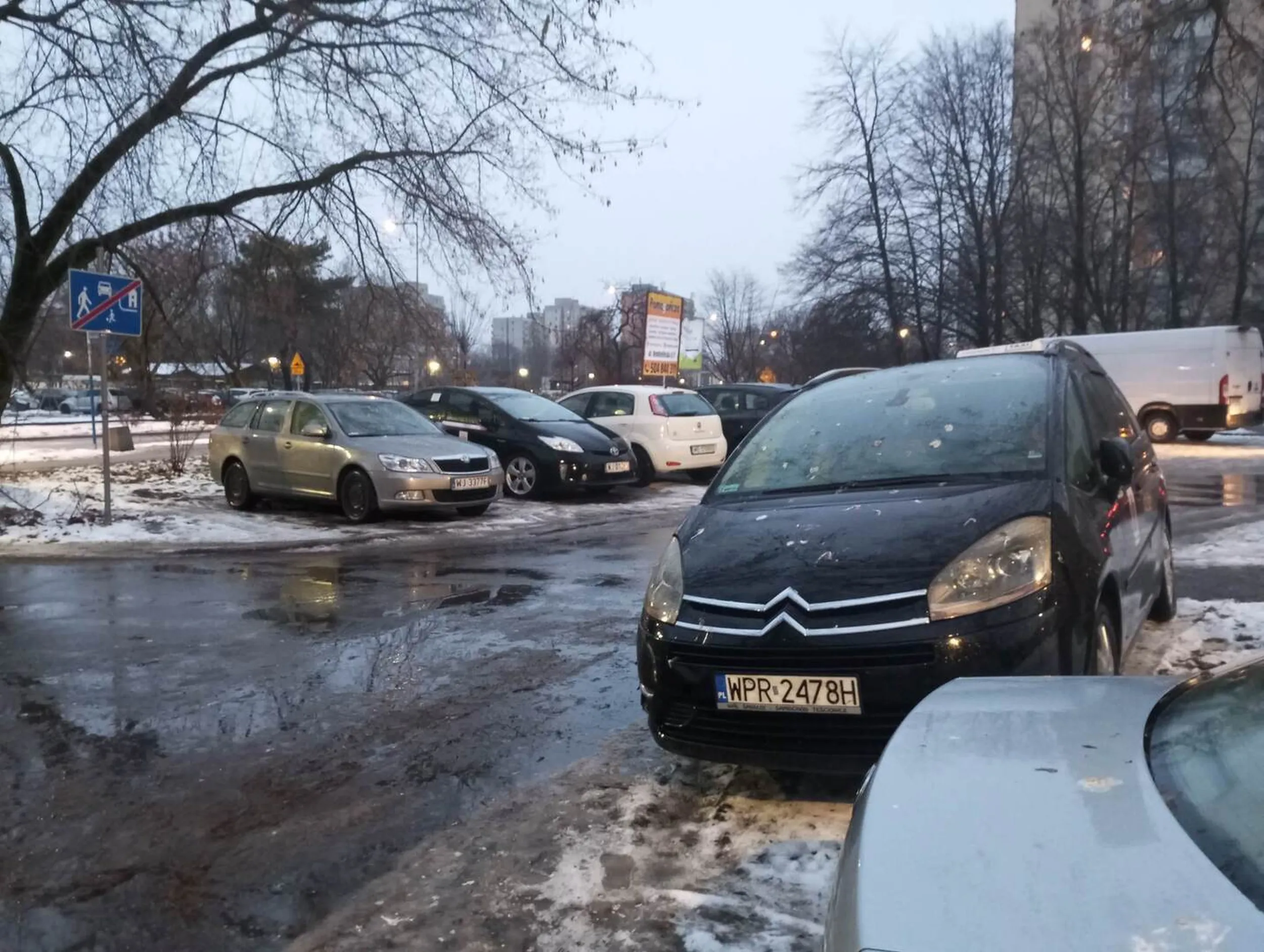 Trawnik? Jaki trawnik? Mnie trawnik nie przeszkadza w parkowaniu. Takimi zasadami posługuje się "kierowca" tanich przewozów. Parking osiedlowy ul. Rembielińska 6