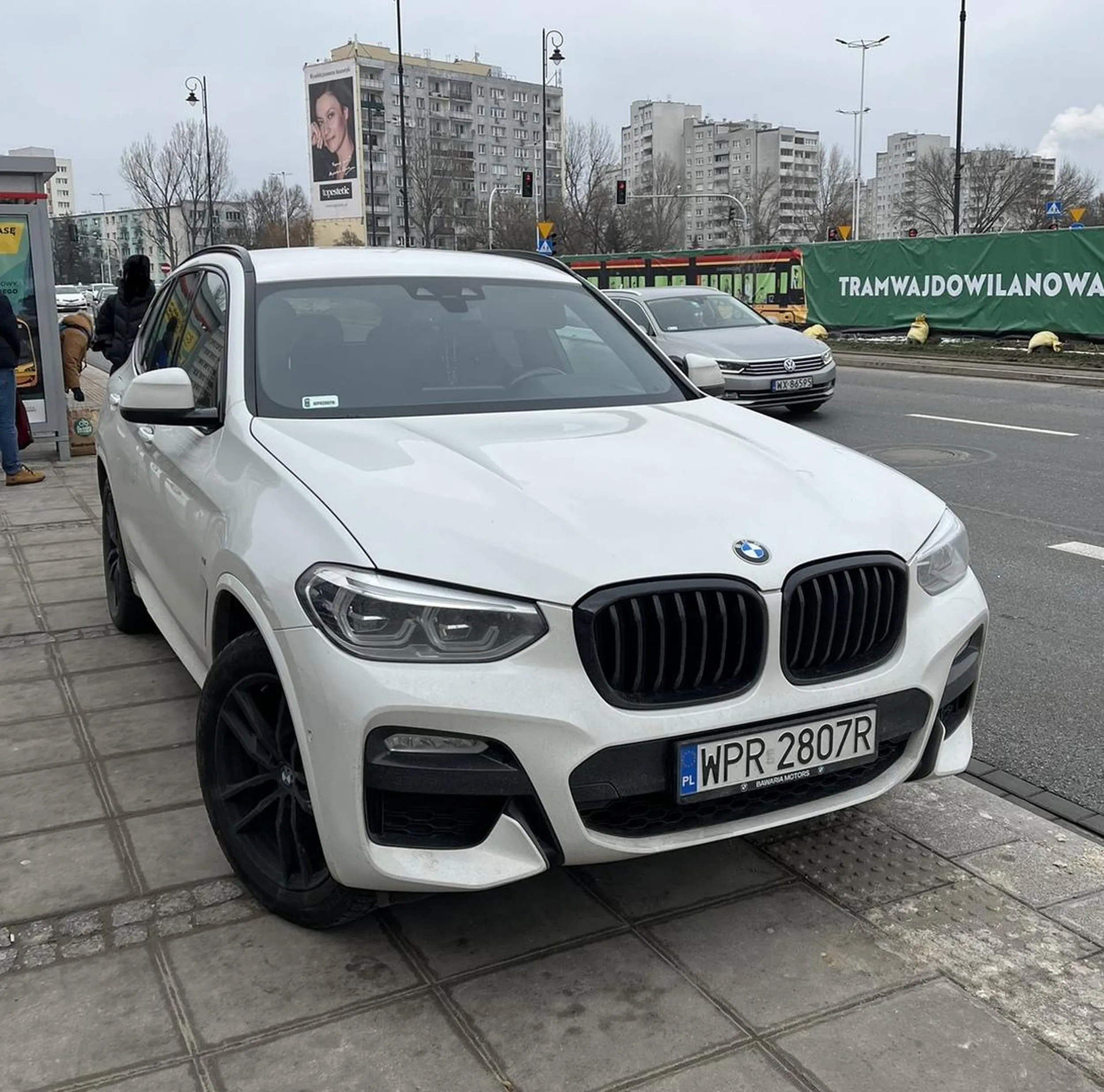 Kierowca myśli ,że ma BMW to może wszędzie parkować. Nie polecam tego kierowcy.
