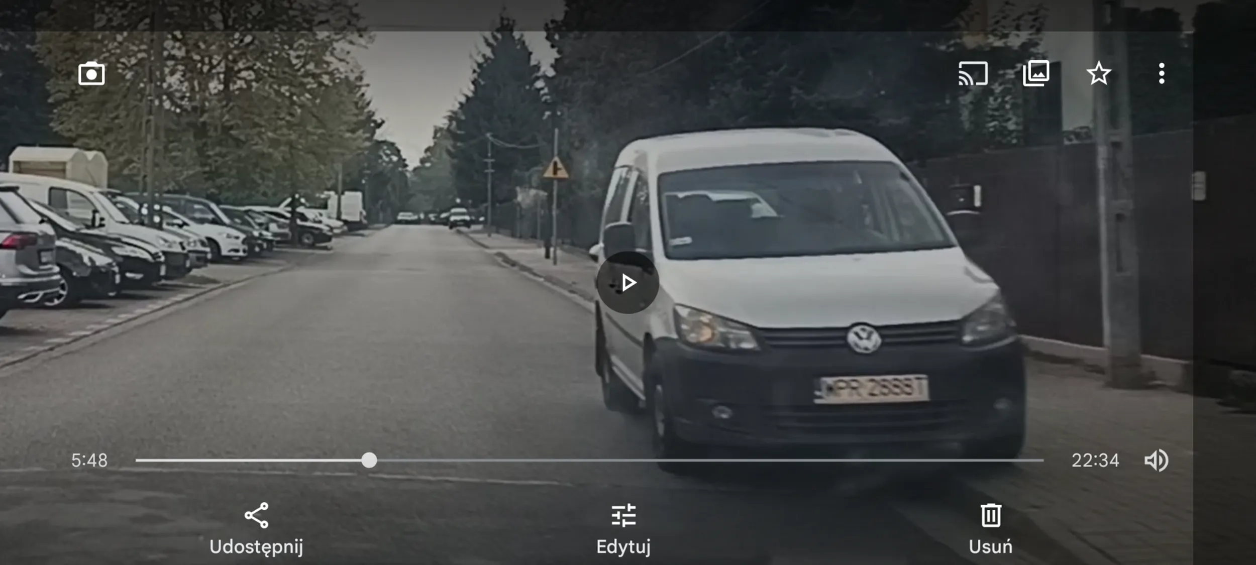 Parkowanie na zakazie postoju i parkowania, na chodniku bez zachowania przejścia  1.5m dla pieszego. Należy się 2pkt karne i 200zł. mandatu.