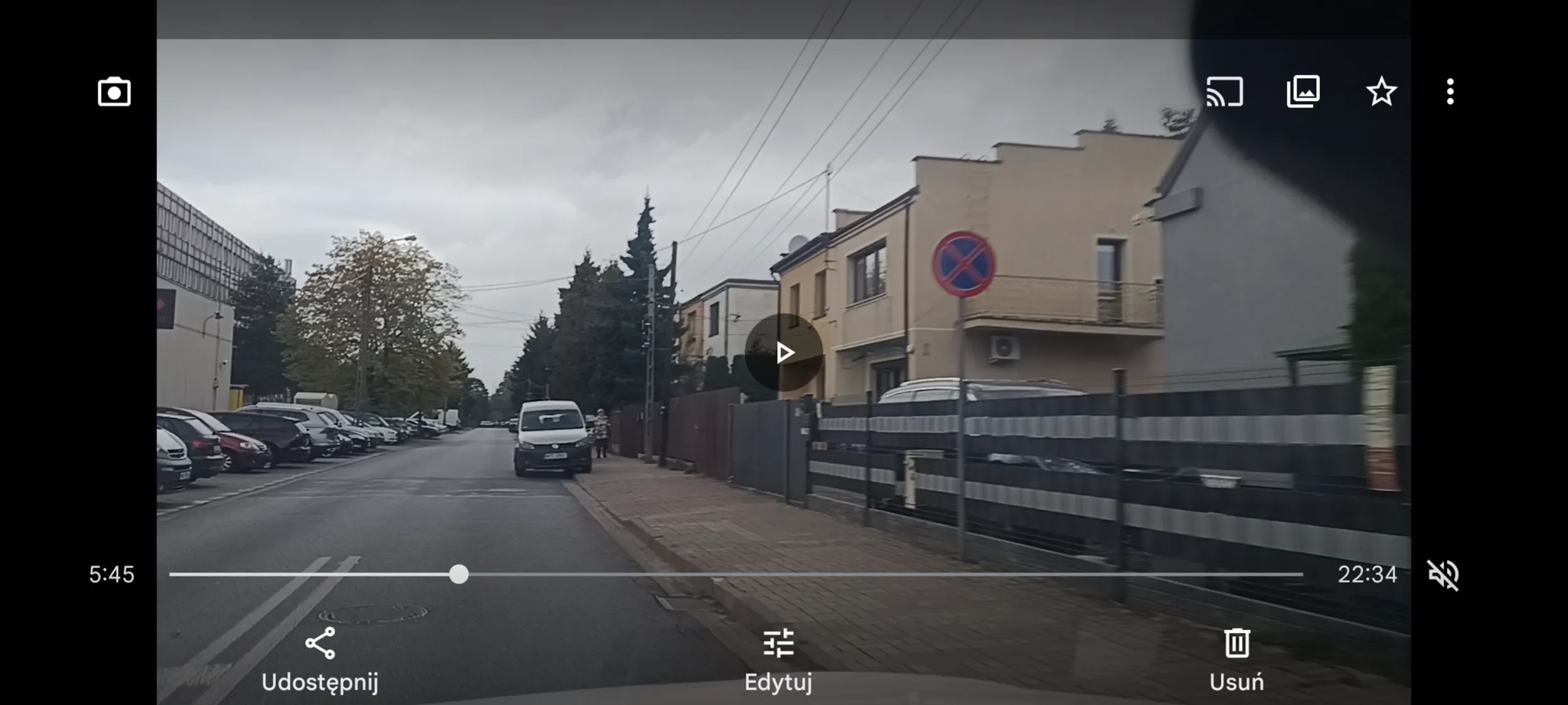 Parkowanie na zakazie postoju i parkowania, na chodniku bez zachowania przejścia  1.5m dla pieszego. Należy się 2pkt karne i 200zł. mandatu.