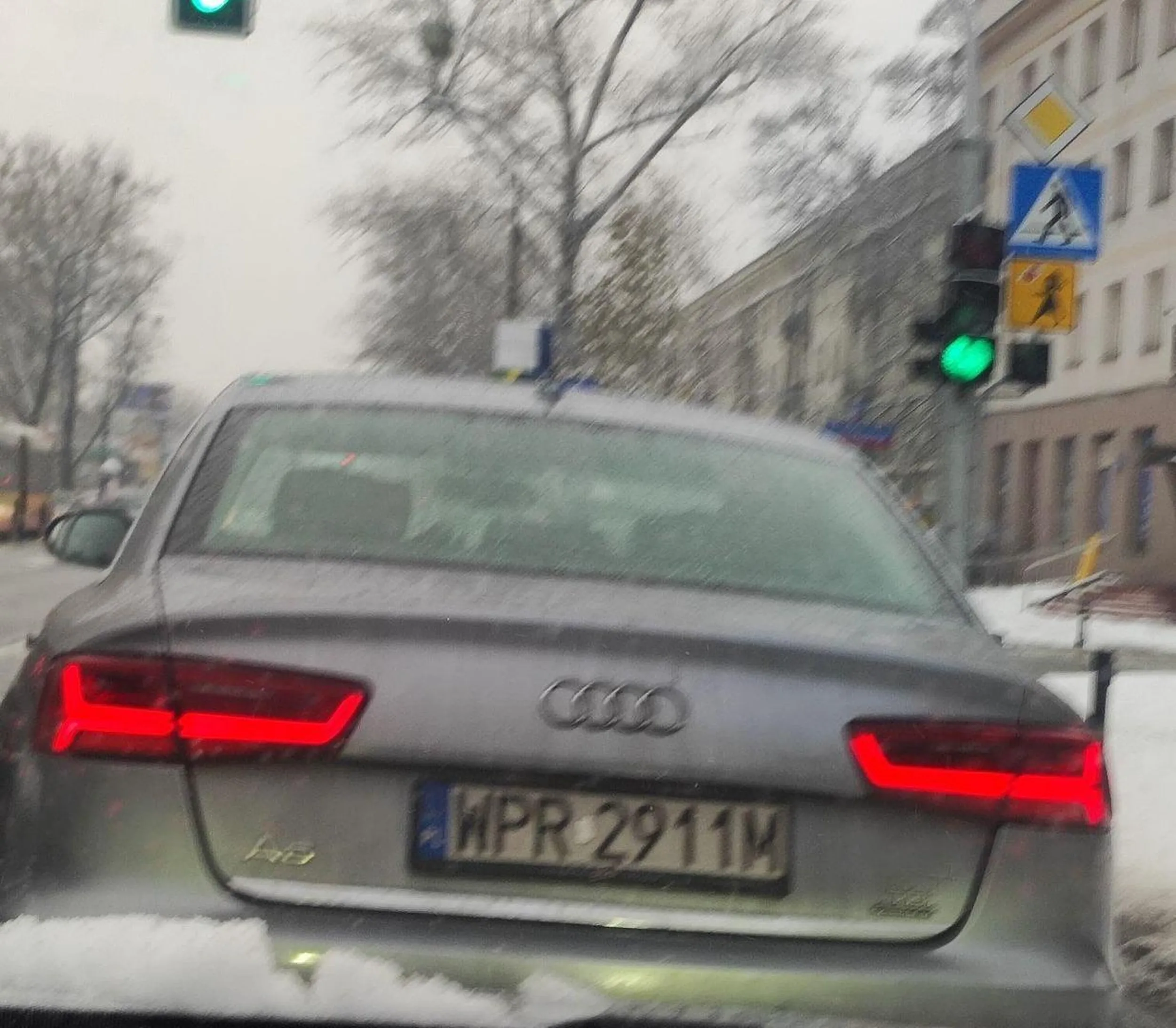 Niebezpiecznie nagle zajeżdża drogę hamując.