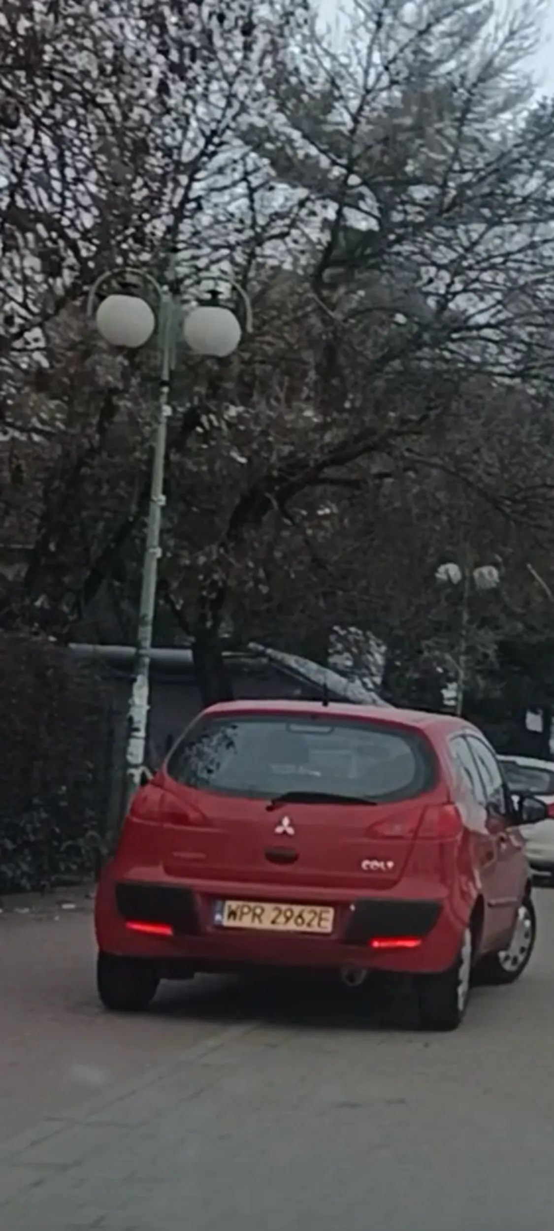 Stoi na chodniku i ludzie nie mogą przejść a tu obowiązuje zakaz zatrzymywania się i postoju B-36