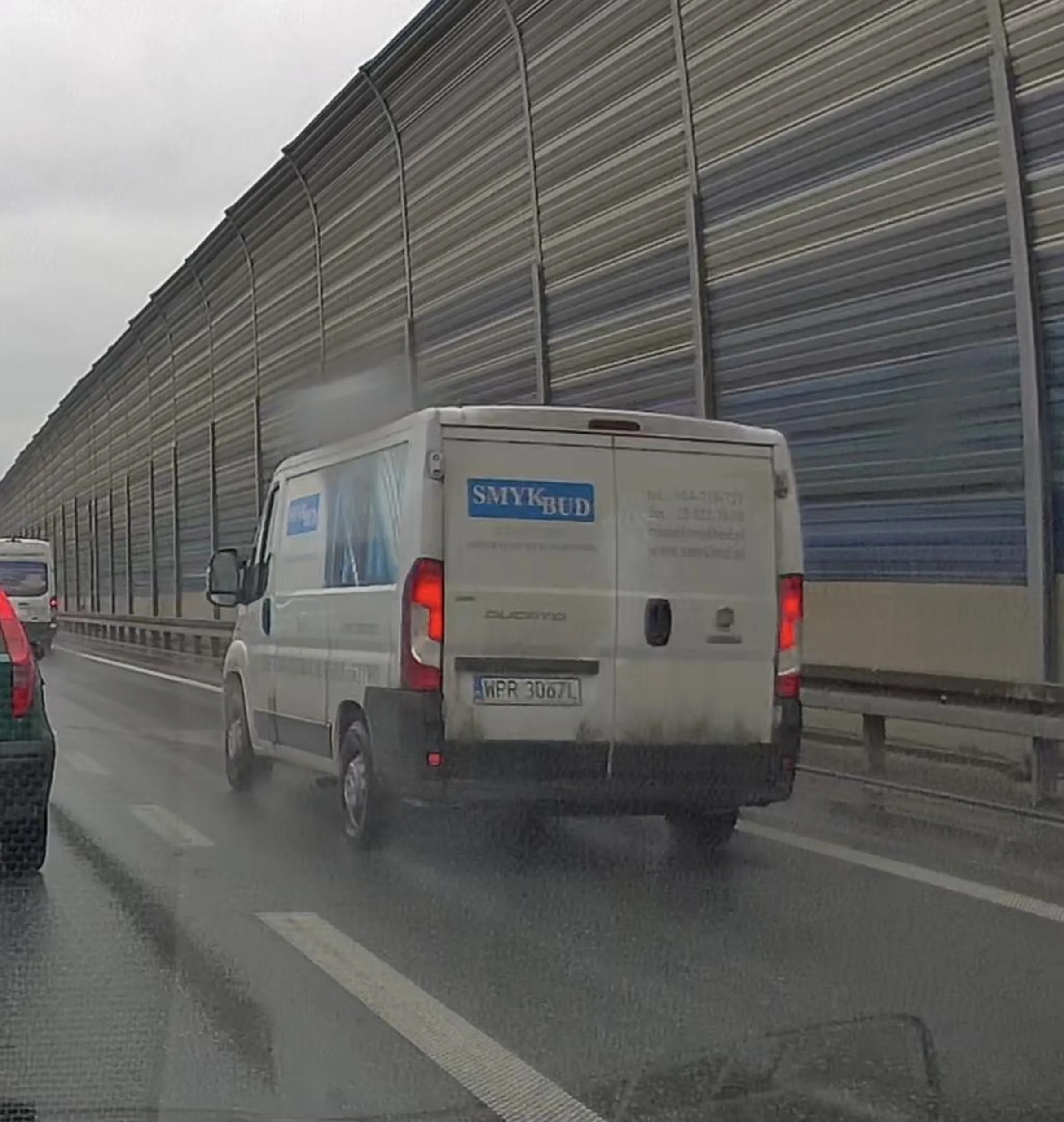 Cwaniaczek omija korek pasem rozbiegowym. Oczywiście jazda po linii ciągłej oraz powierzchni wyłączonej. Gratuluję zaoszczędzenia tych 10-20 sekund i przeskoczenia paru aut do przodu mistrzu kierownicy.