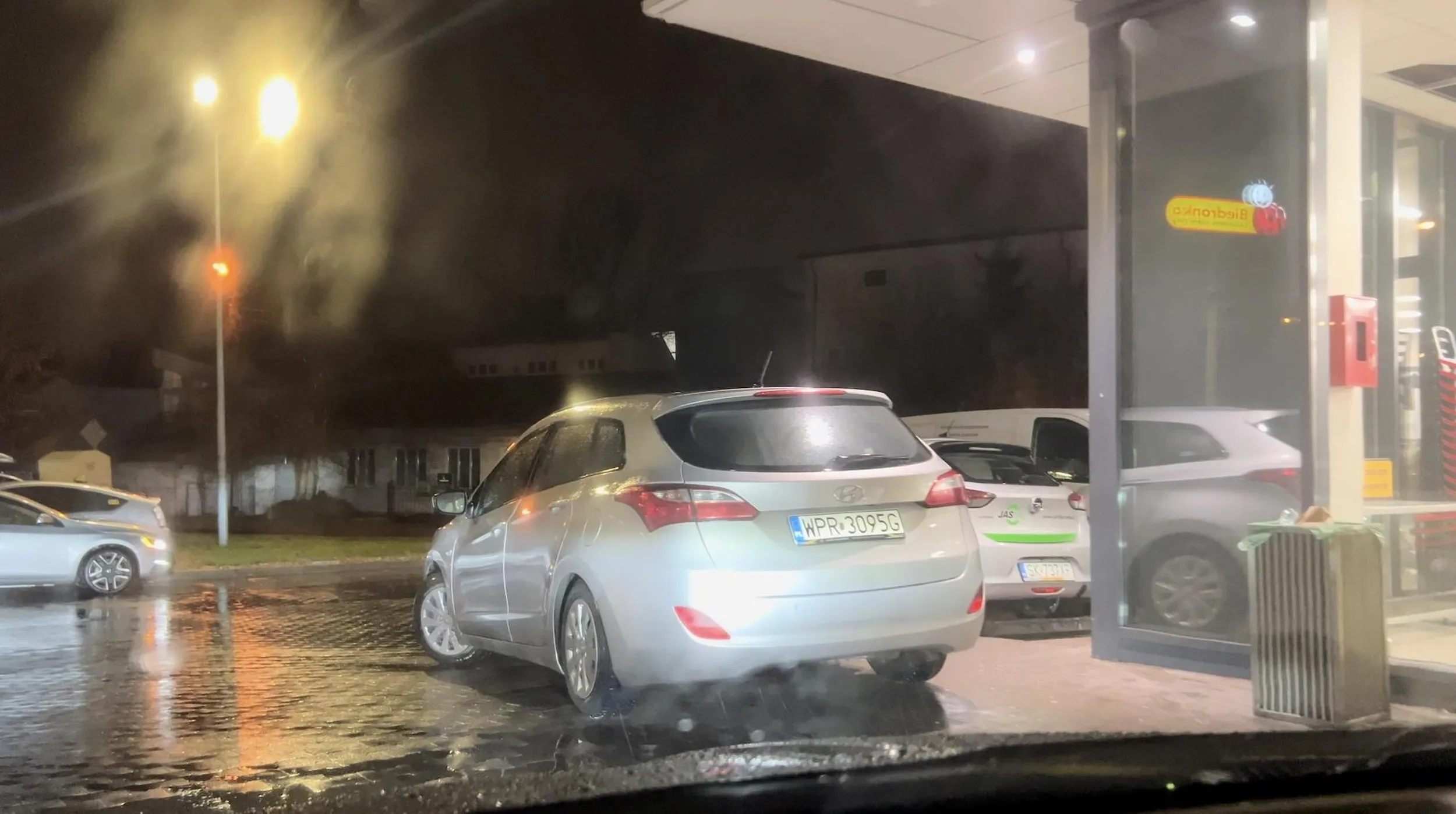Ameba parkingowa, zastawia drogę bo ciężko postawić na miejscu do tego wytyczonym, Pruszków, al. Jerozolimskie 454.