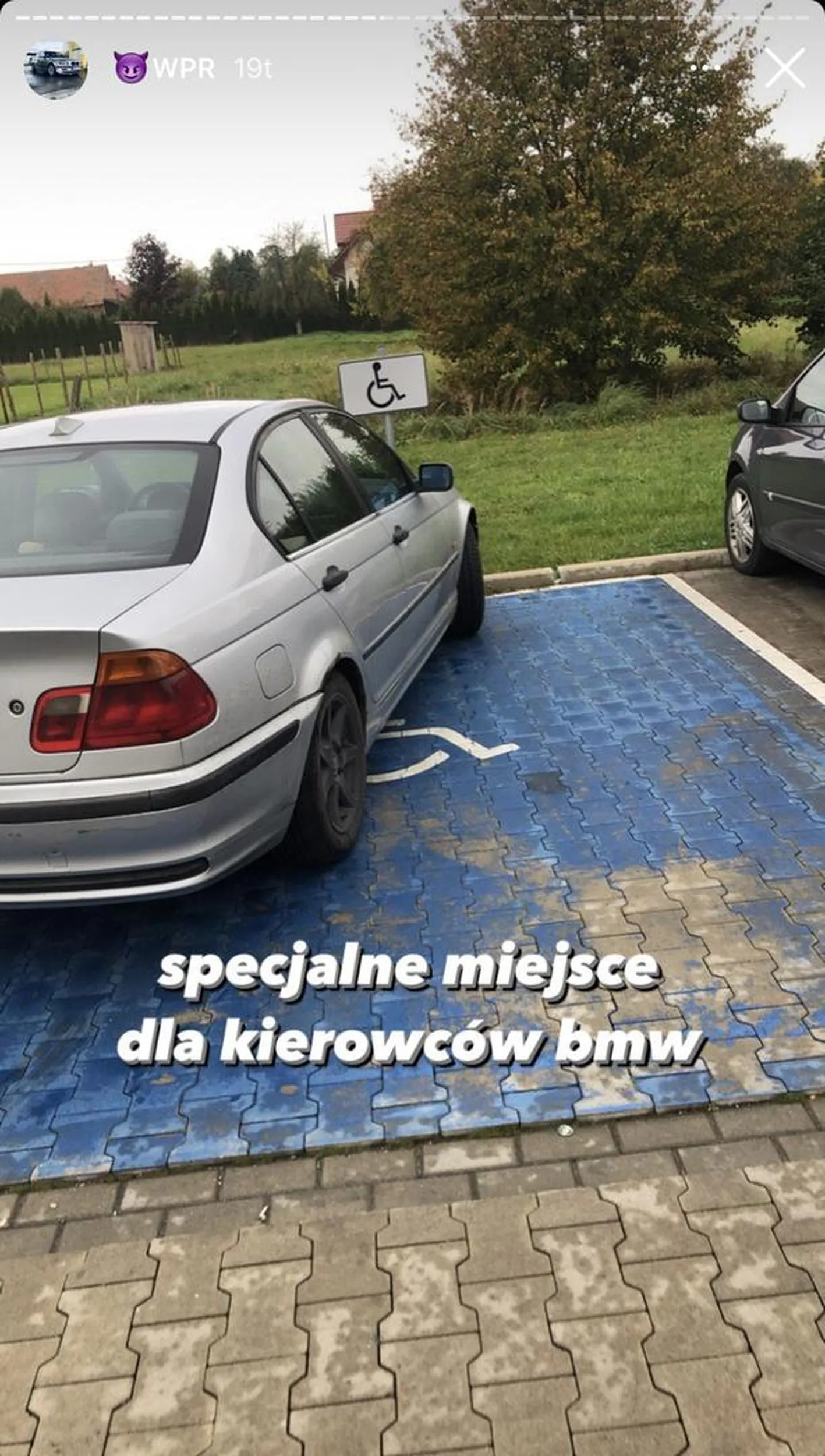 Nocny rajder, rozbija się o wszystko i parkuje na miejscu dla niepełnosprawnych się jeszcze wszystkim chwaląc na internecie