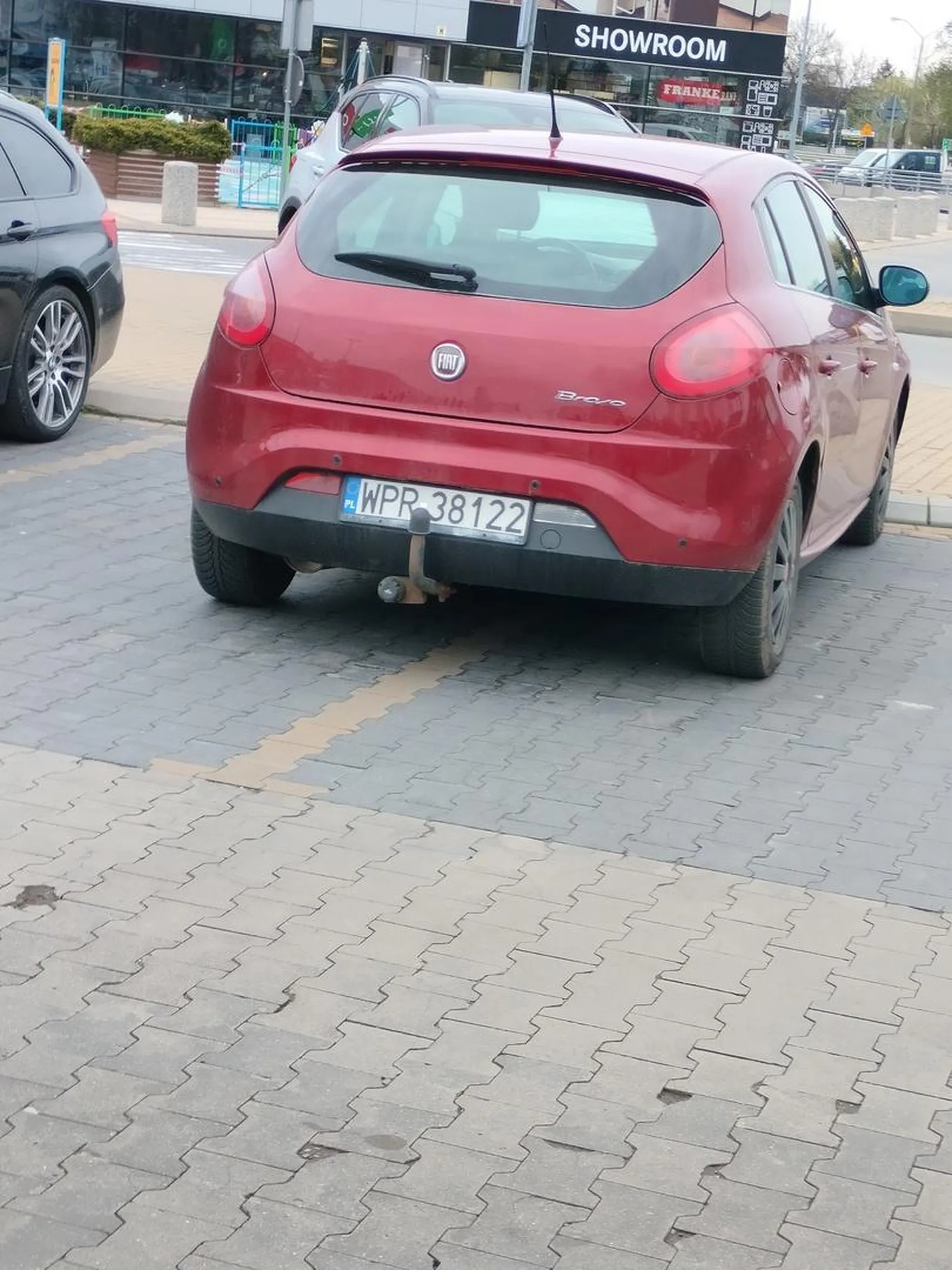 Naucz się parkować. Stoi na dwóch miejscach parkingowych