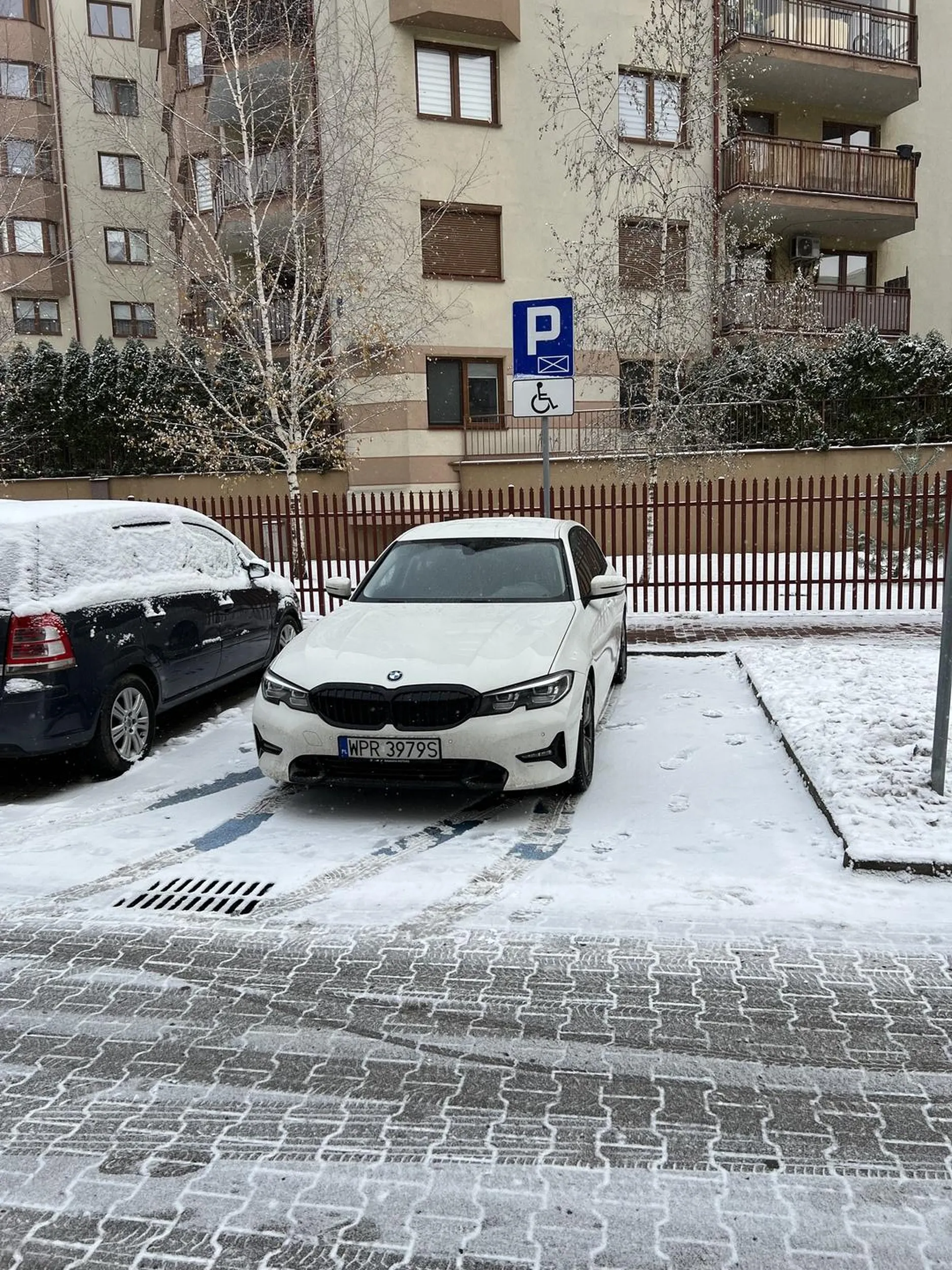 Będzie mandacik ? parkowanie na miejscu dla niepełnosprawnych bez uprawnień