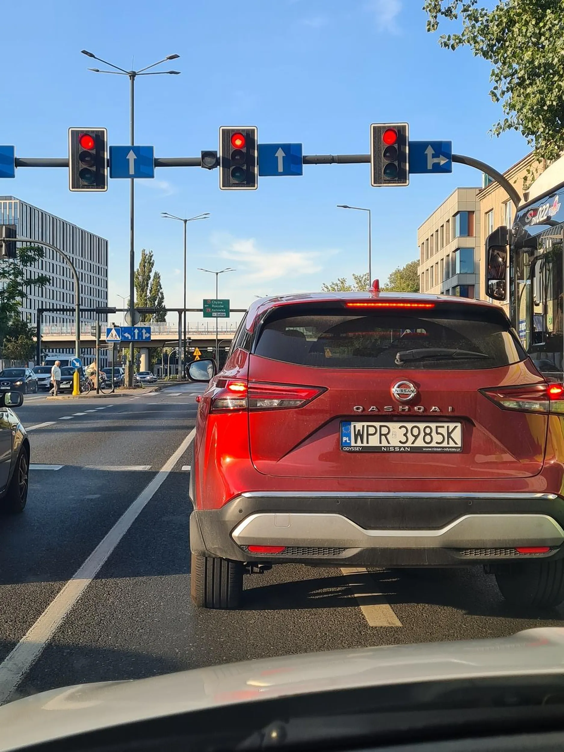 Kierowca spowalnia ruch i jeździ niebezpiecznie