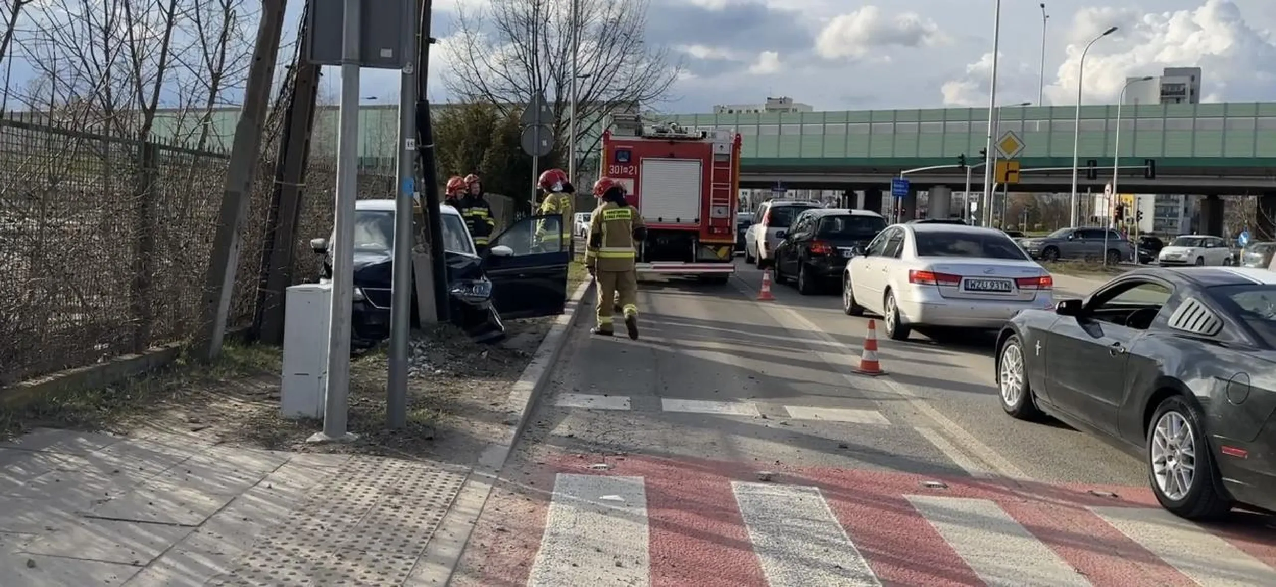 Ty bandyto drogowy. Dobrze, że słup przerwał twoją pijacką jazdę.