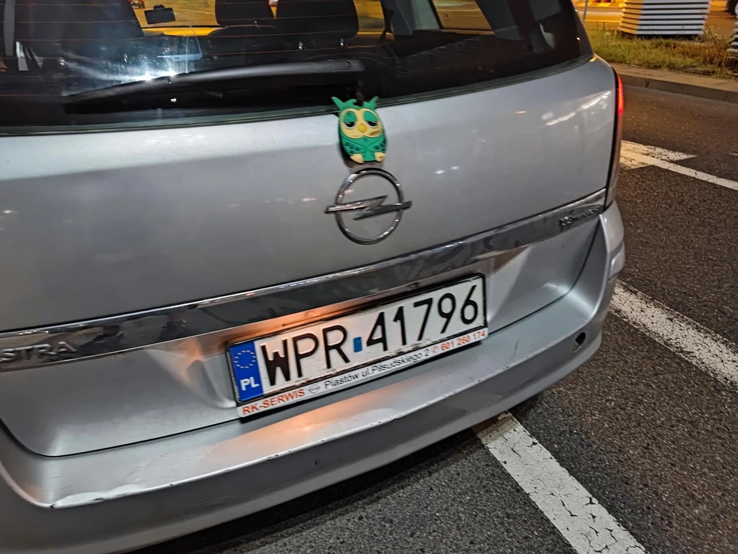 Okrada ludzi na lotnisku udając taksówkarza. Najpierw zaprasza do auta ludzi z przystanku autobusowego, a później chce w gotówce trzykrotność standardowej stawki. Odmówiłem, kazałem się wysadzić, to mnie zwyzywał.