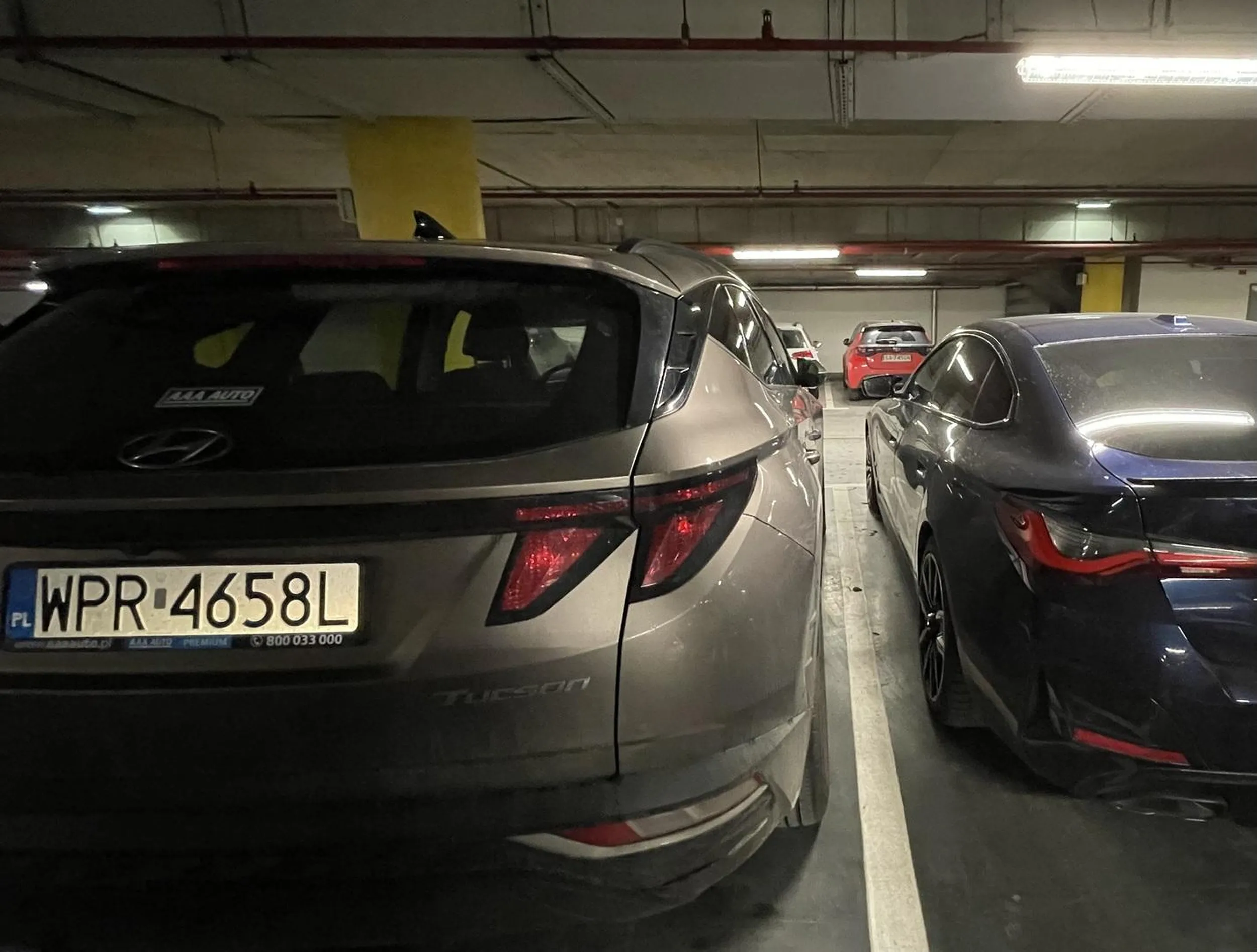 w stolicy nie nauczyli nie zastawiać innych samochodów na parkingu? oby kolejnym razem ktoś czasami nie skasował lusterka za kuta*iarskie parkowanie