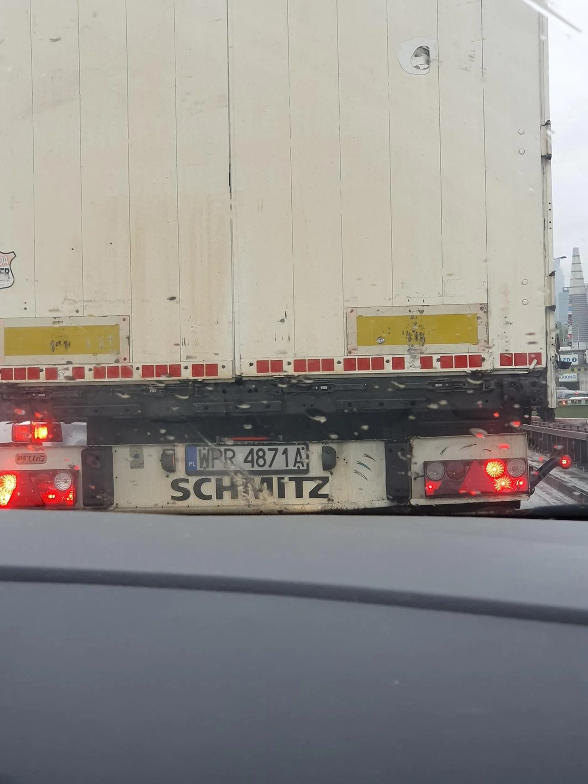 Typ tirem trzyma się ciągle lewej strony, że skutery przejechać nawet nie mogą. Wpuszczasz takiego buraka i jego 17metrów a nawet Ci nie podziękuję. Gbur za kierownicą.