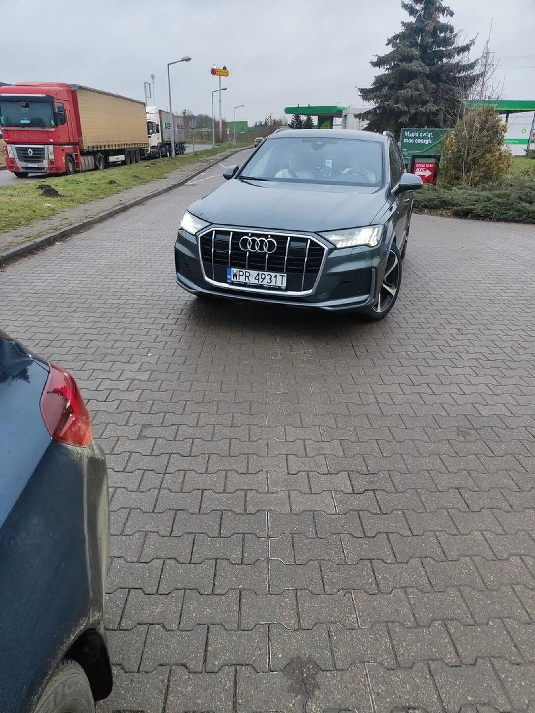 Autko ze zdjęcia uderzyło w hak samochodu. Zobaczył na swój zderzak, stwierdził że nic się nie stało i nie ma tematu. Odjechali jak gdyby nigdy nic Ostatnie słowa to były " dobra nic się nie stało, nie ma co, jedziemy"