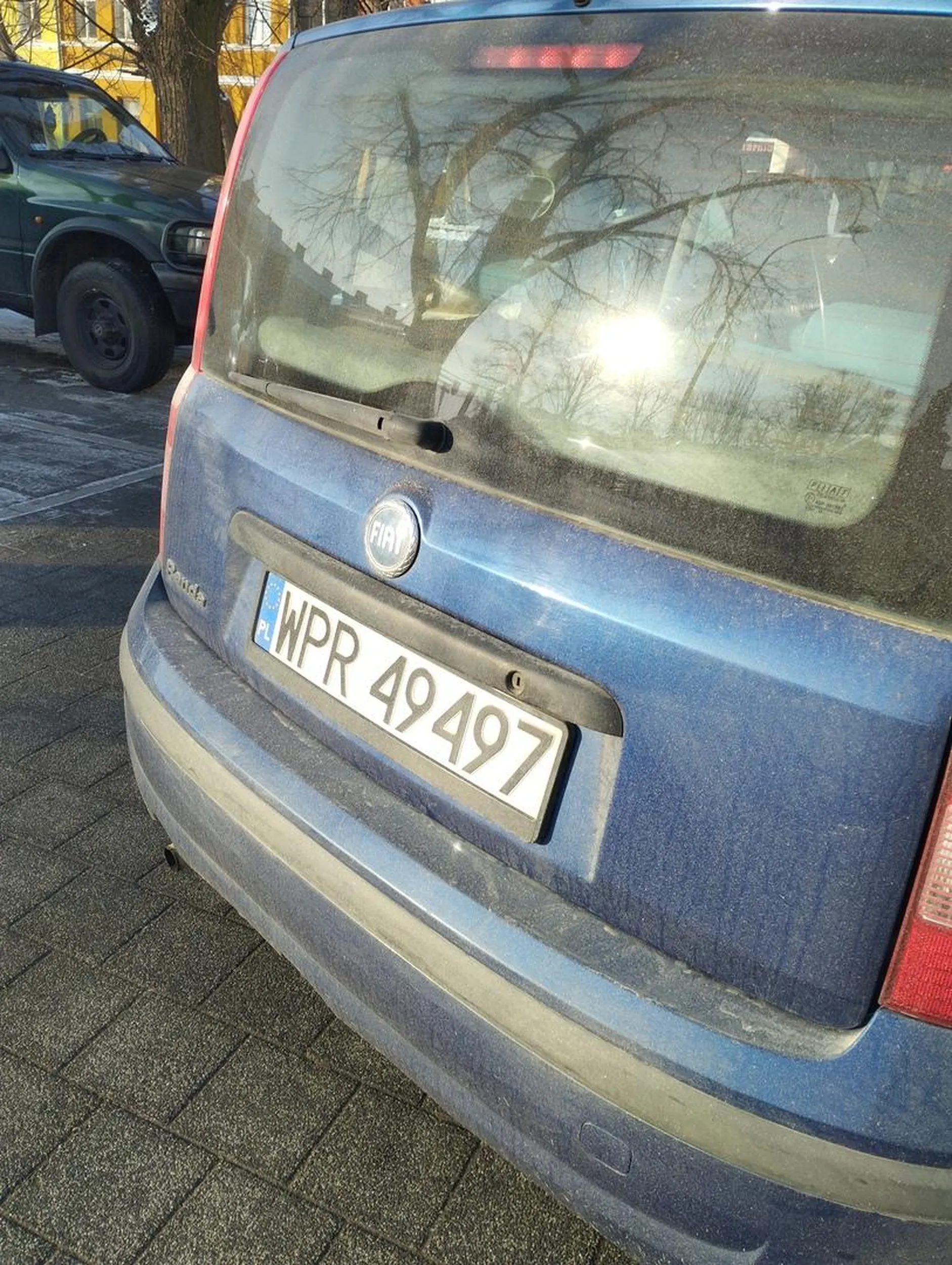 Jego baba zaczęła walić mi w szybę, kiedy chciałam do niej wyjść to biła mnie moimi drzwiami od samochodu xD mają z 70 lat a zaczęli mnie atakować że lekko moja opona najechała na linię parkingową, chociaż ona i tak miała z metr do swojego samochodu. Przyjechali do grodziska wiesniaki z Pruszkowa. Typowa karen