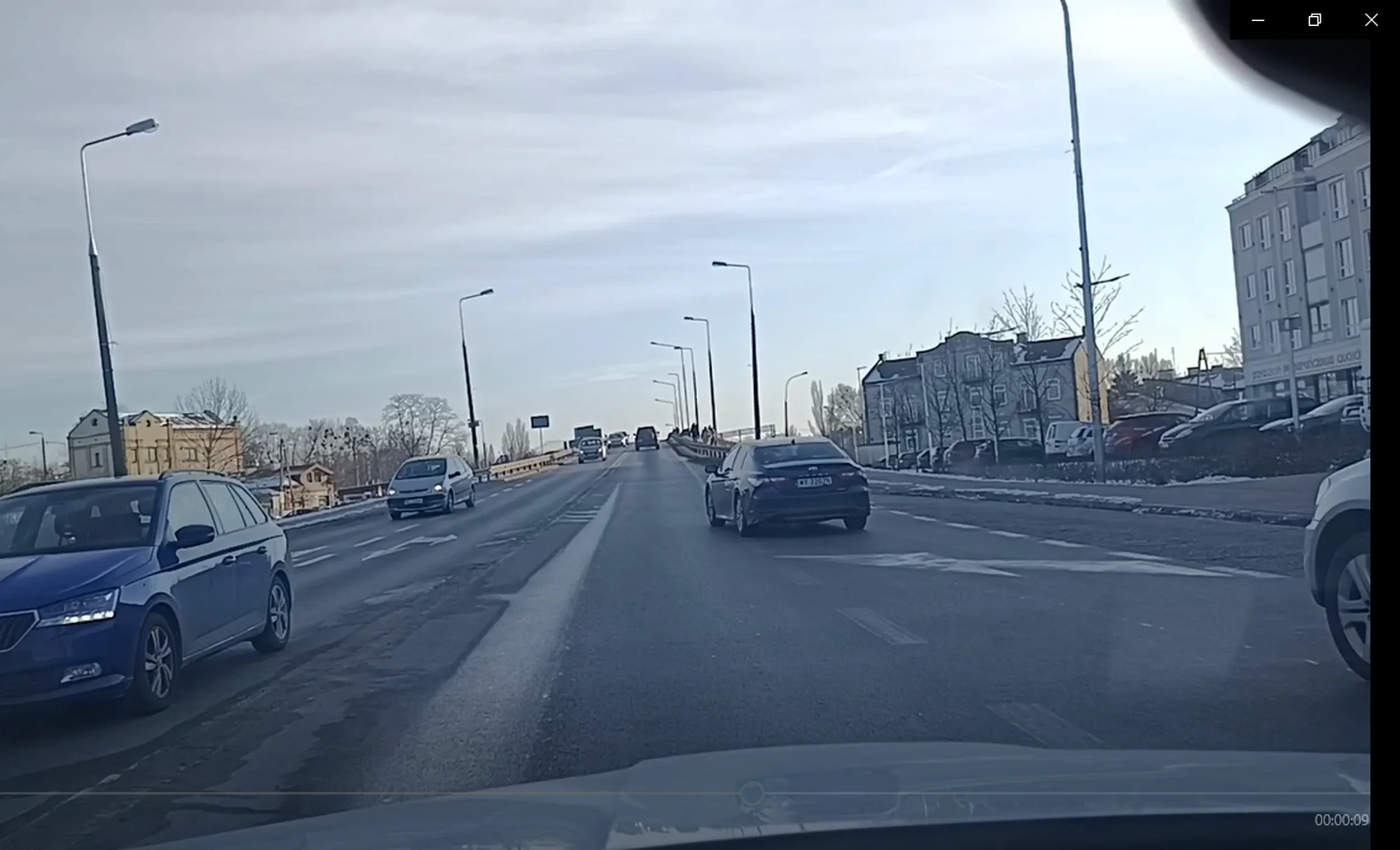 W dniu 9-02-2023 w Piastowie kierujący Mercem nie ustąpił mi pierwszeństwa przejazdu i zjechał na mój pas prawie doprowadzając do niebezpiecznej kolizji. Kierowca został ukarany przez policję.