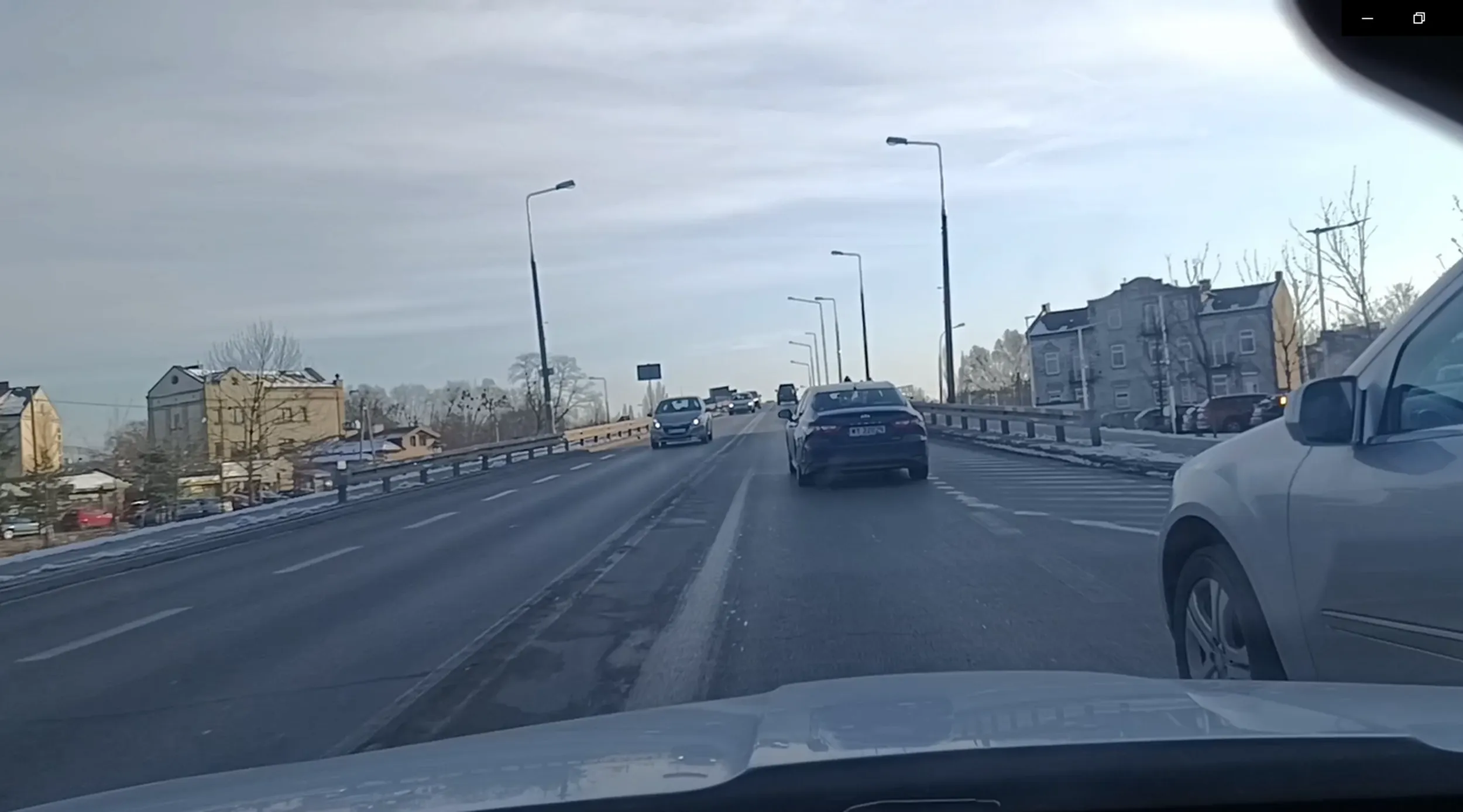 W dniu 9-02-2023 w Piastowie kierujący Mercem nie ustąpił mi pierwszeństwa przejazdu i zjechał na mój pas prawie doprowadzając do niebezpiecznej kolizji. Kierowca został ukarany przez policję.