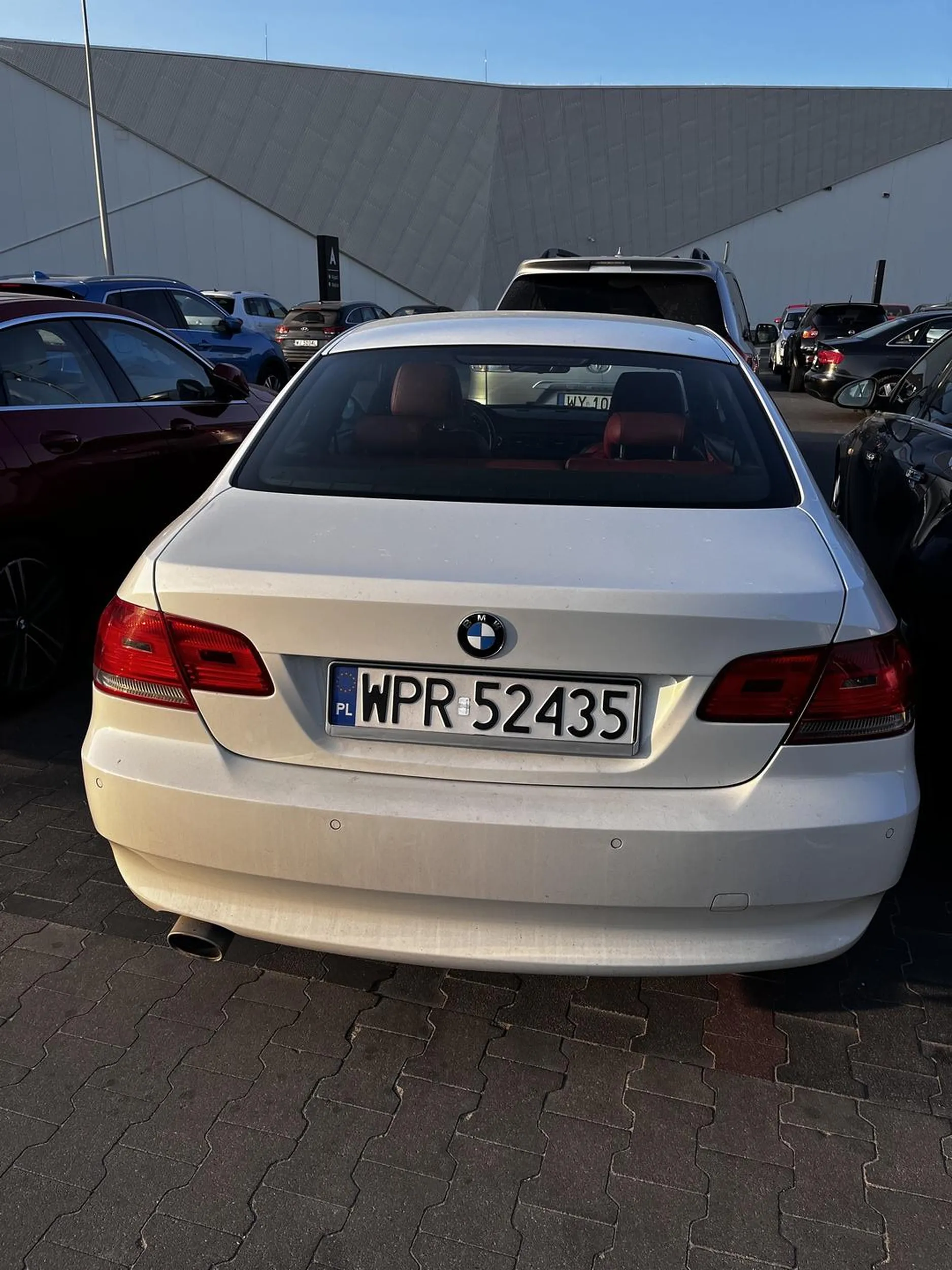 Naucz się człowieku parkować bo na białym lakierze wiele widać