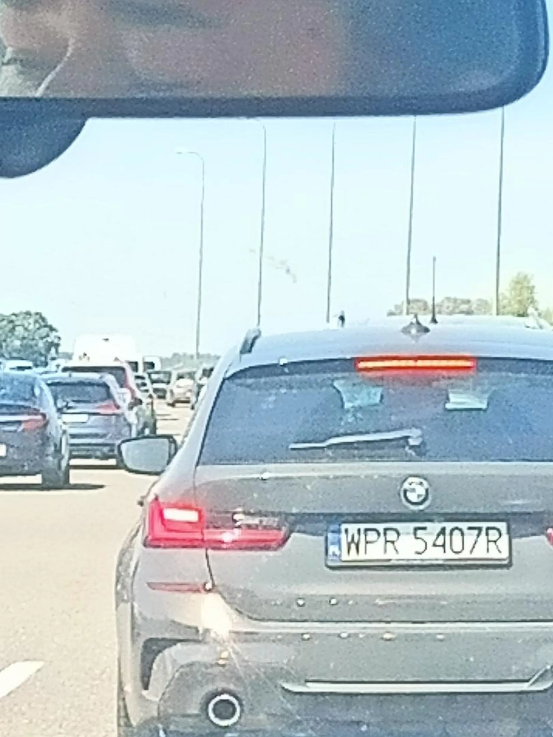 Przy zmianie pasa włącza się kierunek :)))