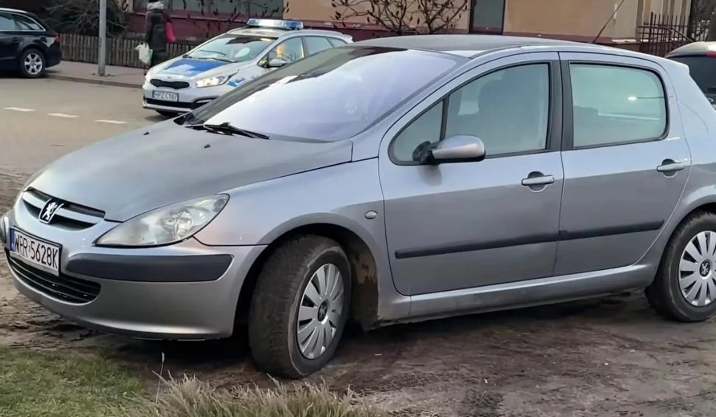 Pijaczyna wydmuchał ponad 3 promile, rozbił auto na parkingu u próbował uciekać. Warszawa ul. Odkryta 31.