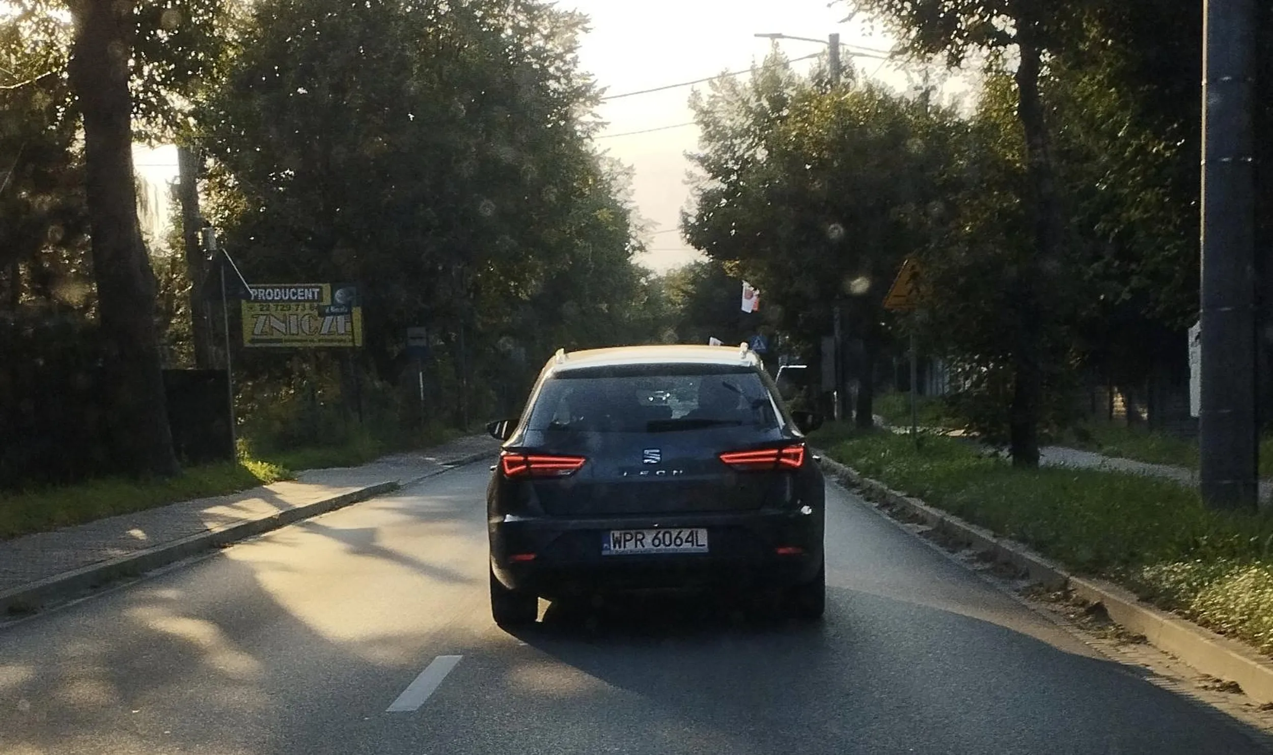 Po mieście jedzie 30 km/h a przy ograniczeniu do 30km/h przyśpiesza do 70 km/h. Kiedy przygotowuje się do manewru wyprzedzania to zaczyna przyspieszać. Podróżuje z dzieckiem. ??