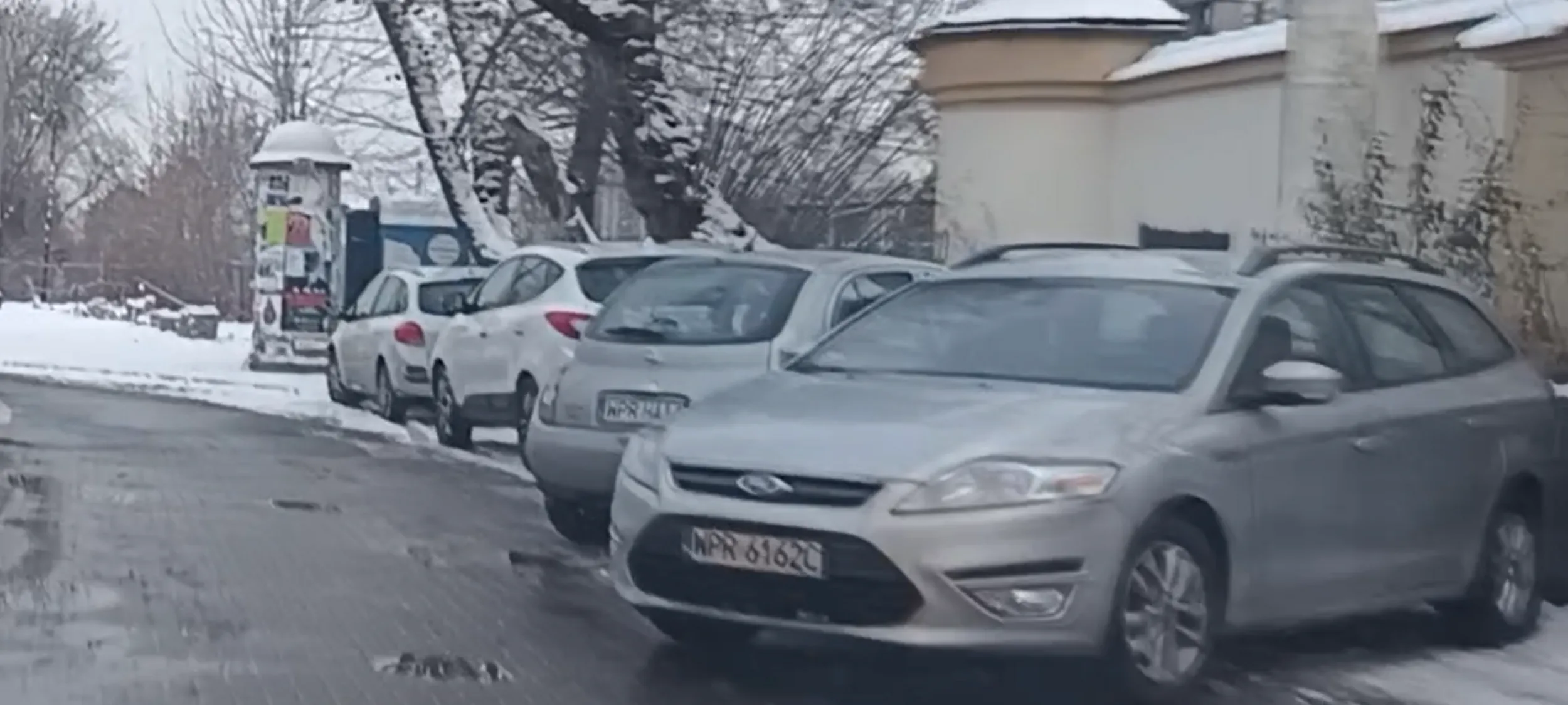 Ten tu wjechał w ulicę jednokierunkową pod prąd i zaparkował sobie cofając. Cyk focia, za łamanie przepisów prawa ruchu drogowego.