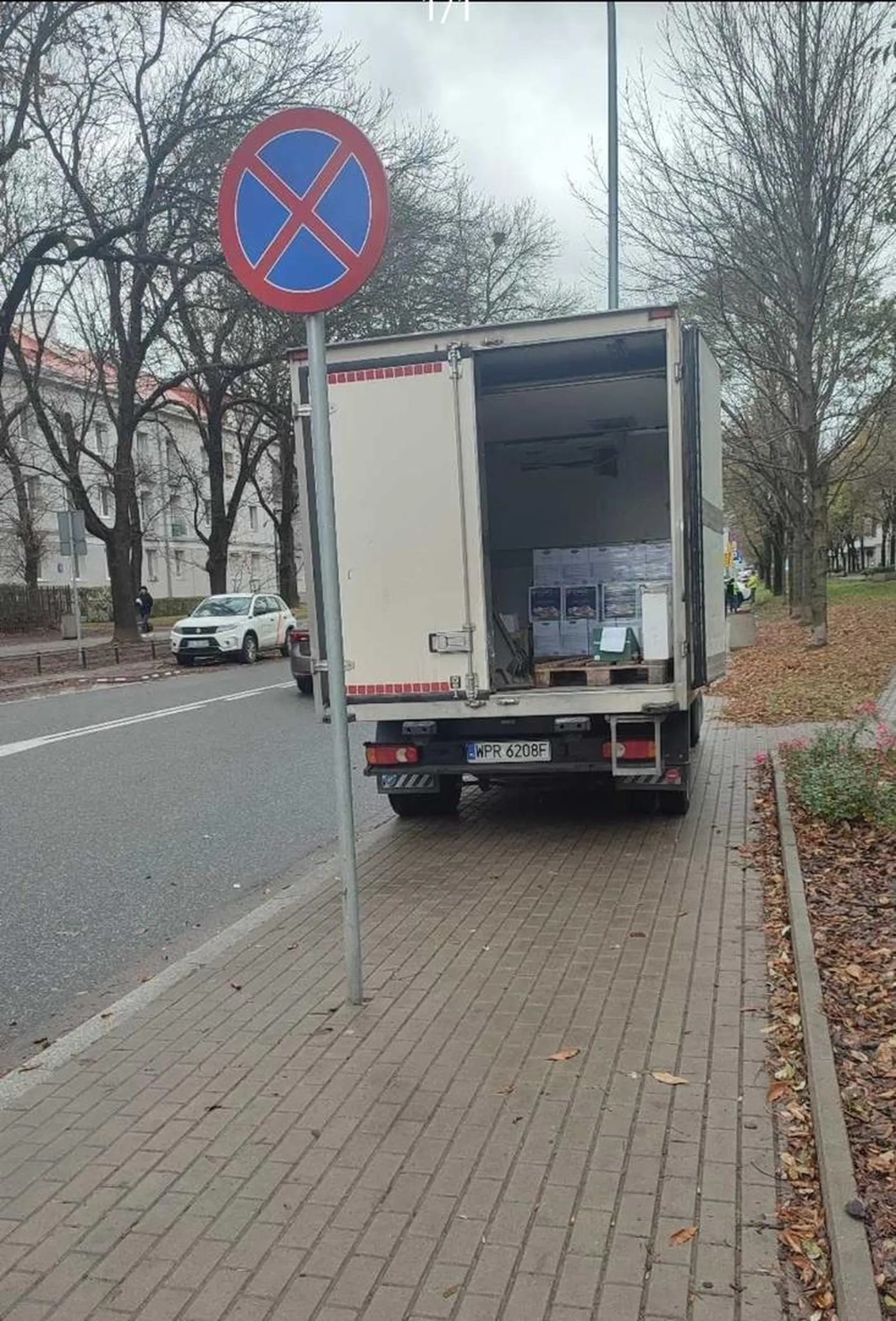 Fiut zablokował cały chodnik żeby dostarczyć karton wina. Obok wolne legalne miejsca